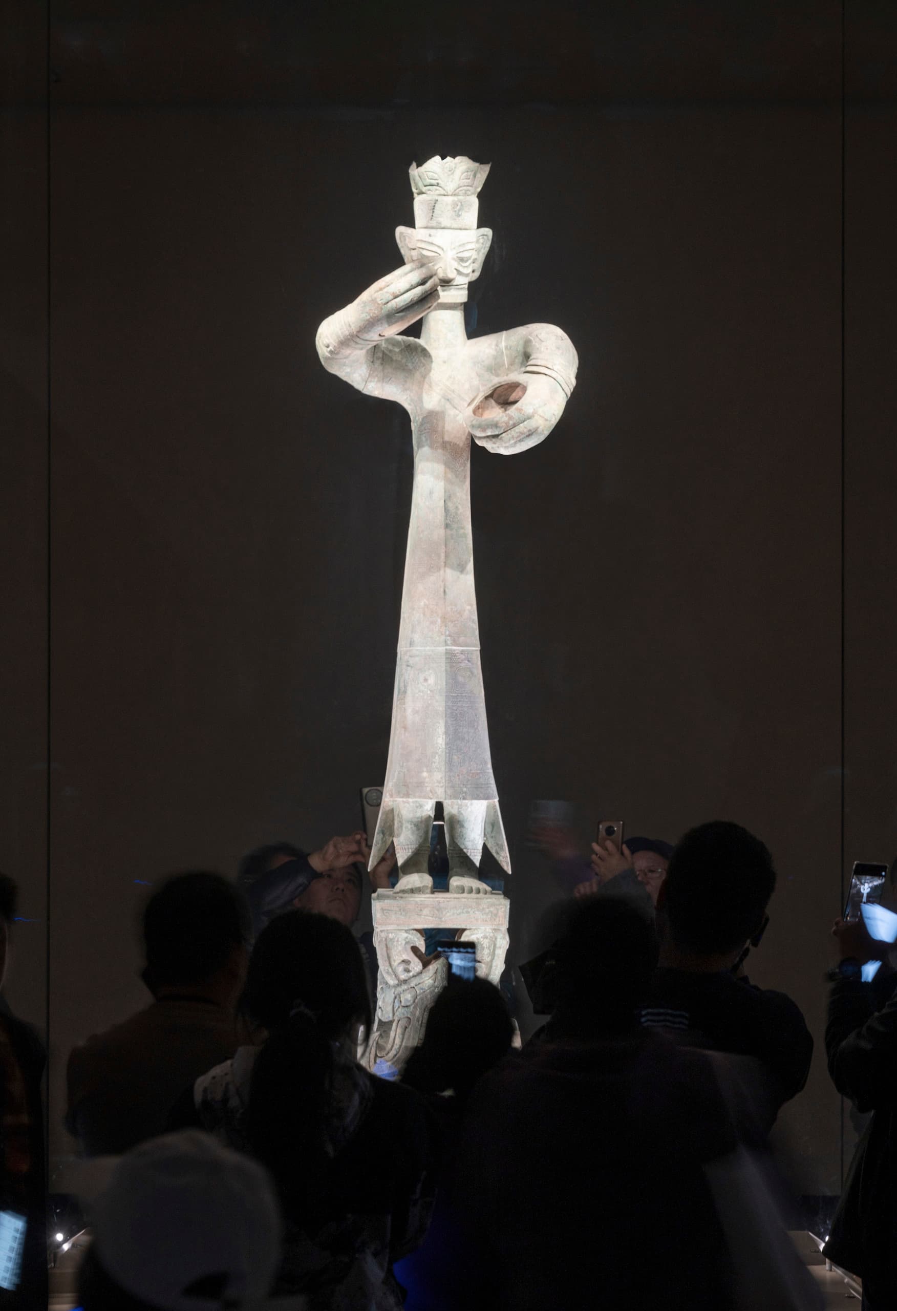 Sanxingdui Museum: Archäologische Bronzestatue, beleuchtet mit ERCO LED-Licht.