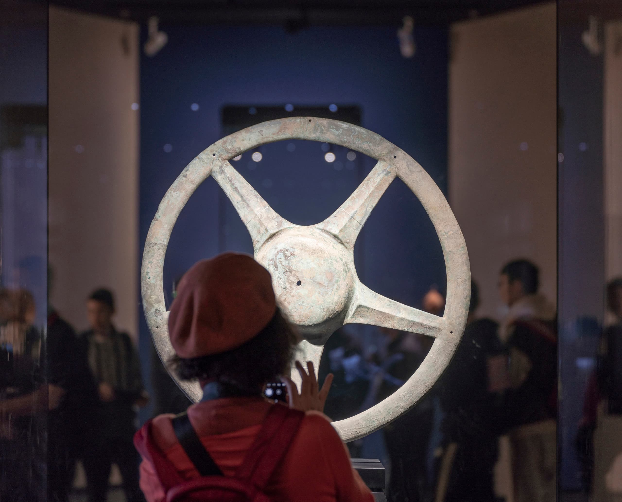 Besucher betrachtet ein Artefakt im Sanxingdui Museum, beleuchtet mit ERCO LED-Leuchten.