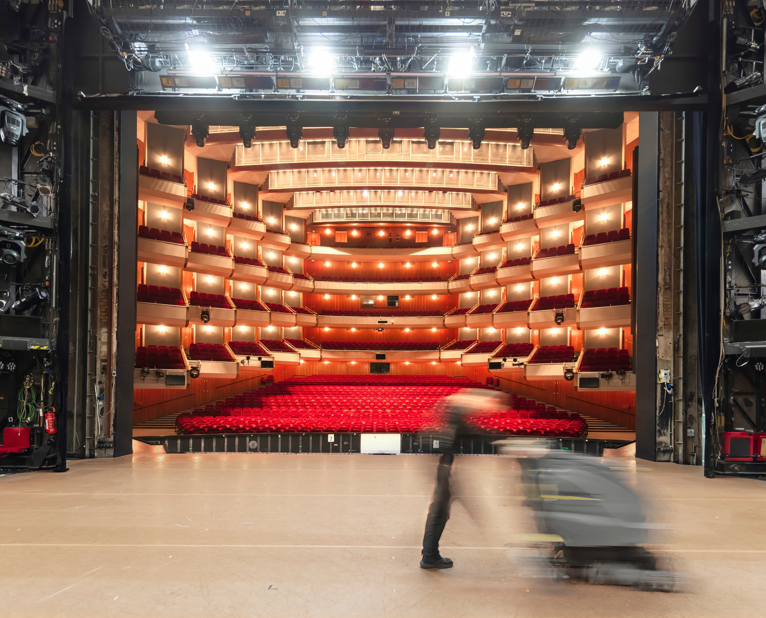 Auditorium der Hamburgischen Staatsoper mit ERCO LED-Downlights für energieeffiziente Beleuchtung.