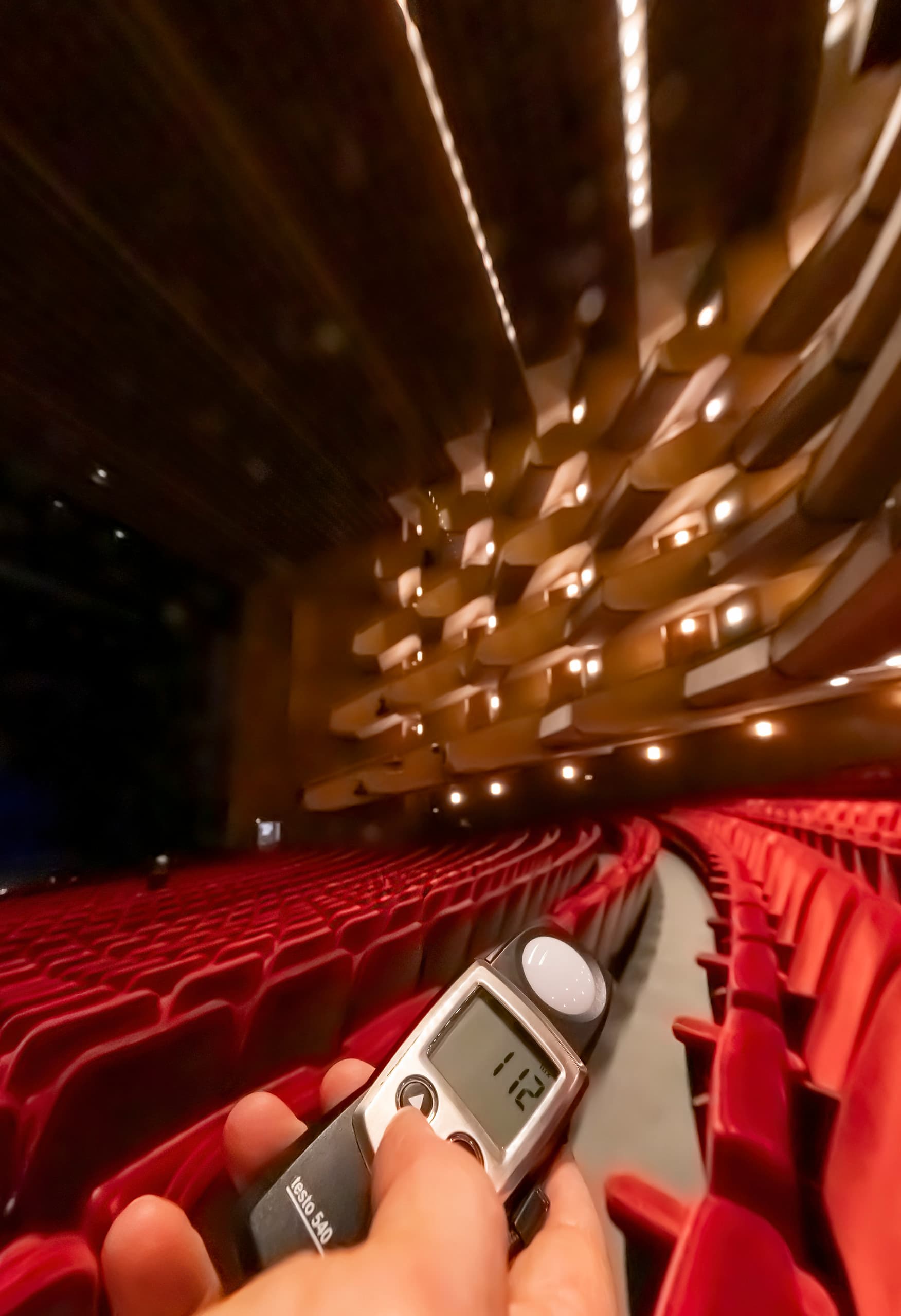 Lichtmessung mit Luxmeter im Zuschauerraum der Hamburger Staatsoper nach LED-Umstellung.