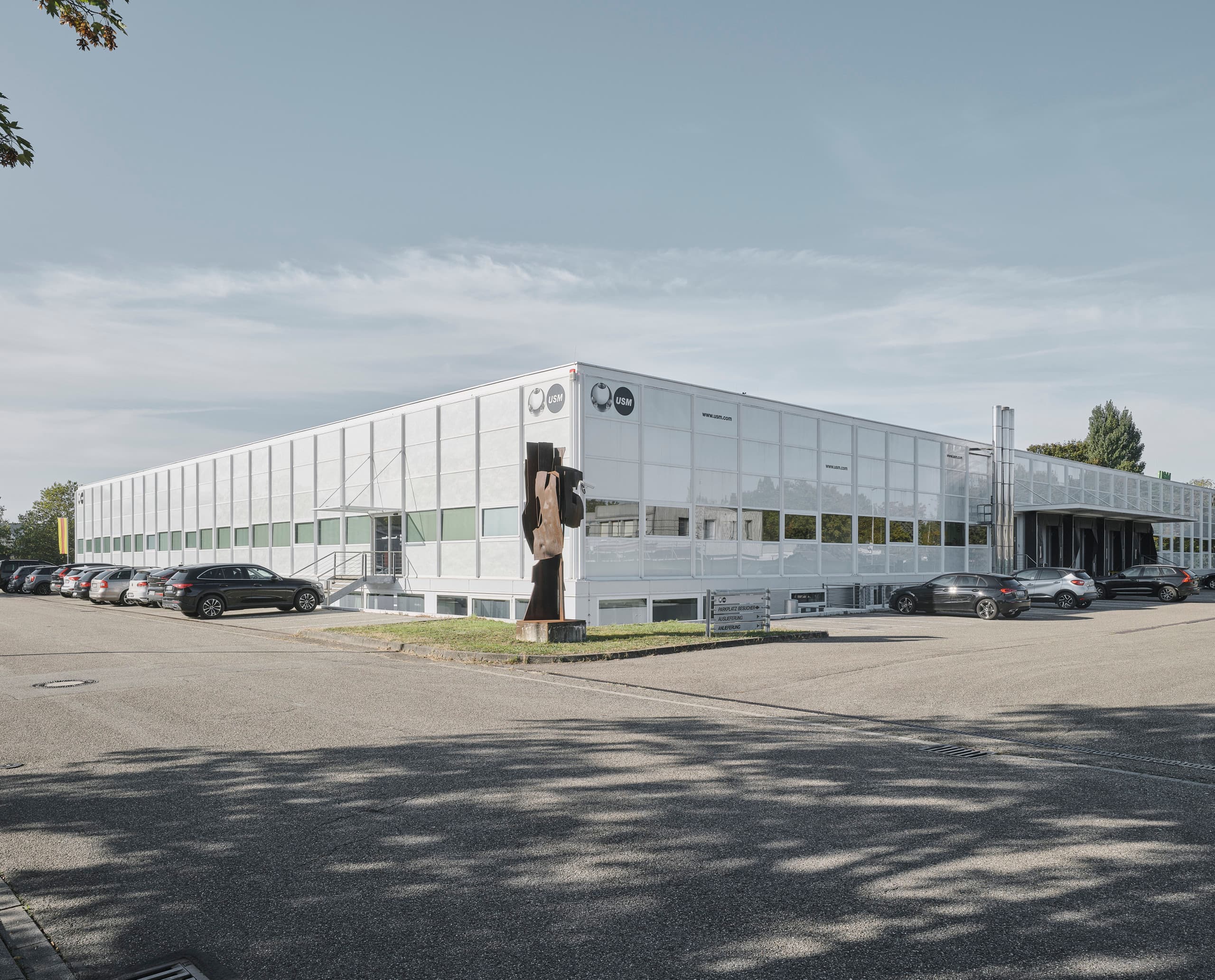 USM Show Office in Bühl: Flexible Bürobeleuchtung mit ERCO Track Downlights für individuelle Lichtanpassung.