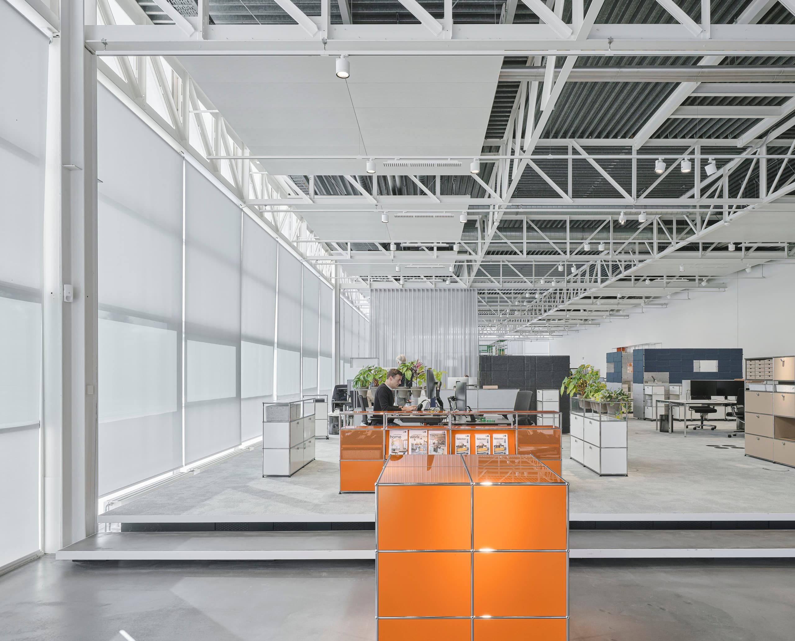 USM Show Office mit ERCO Jilly Downlights und Parscan Strahlern für flexible Bürobeleuchtung.