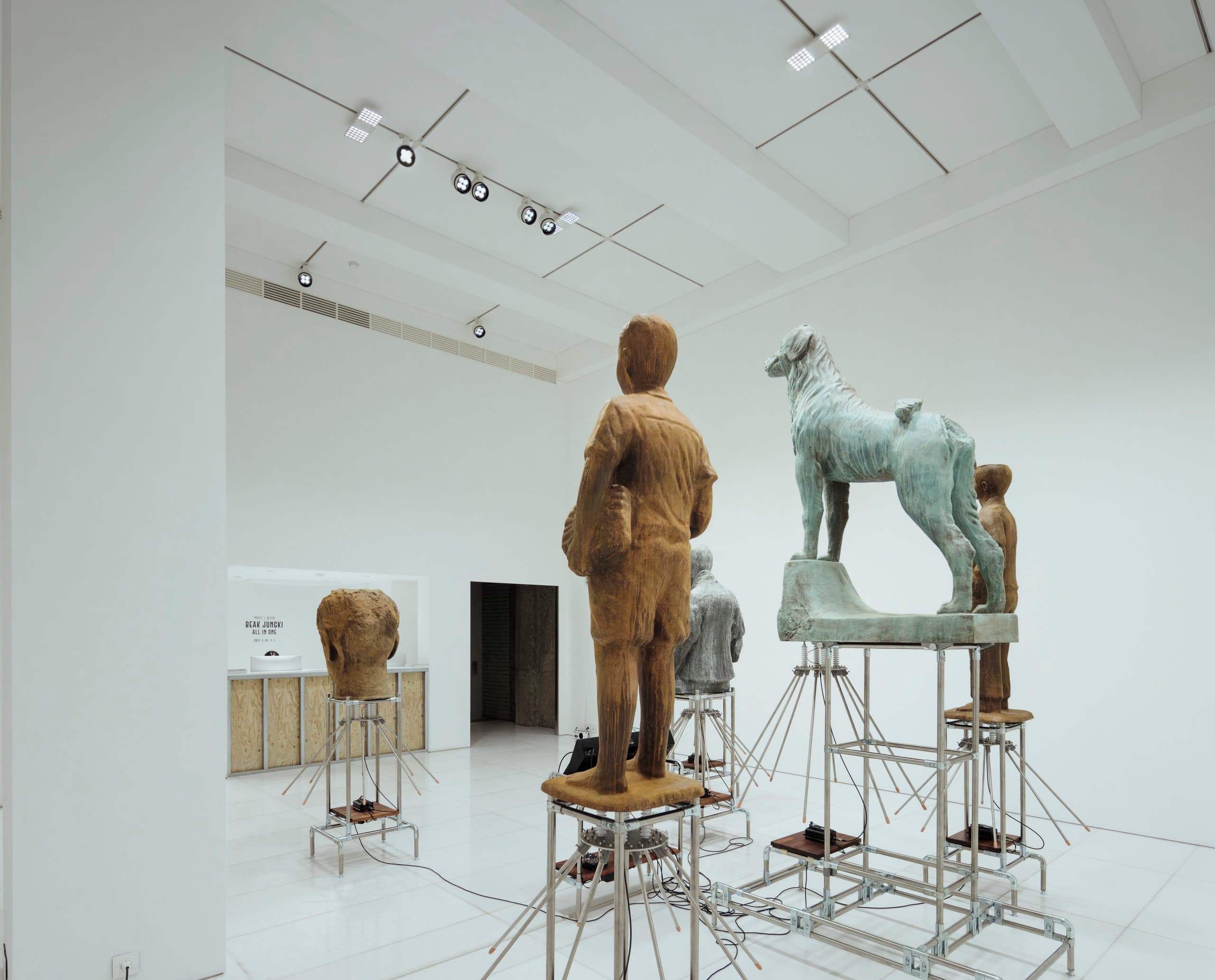 ERCO Jilly Downlights beleuchten Skulpturen in der Arario Gallery, Seoul.