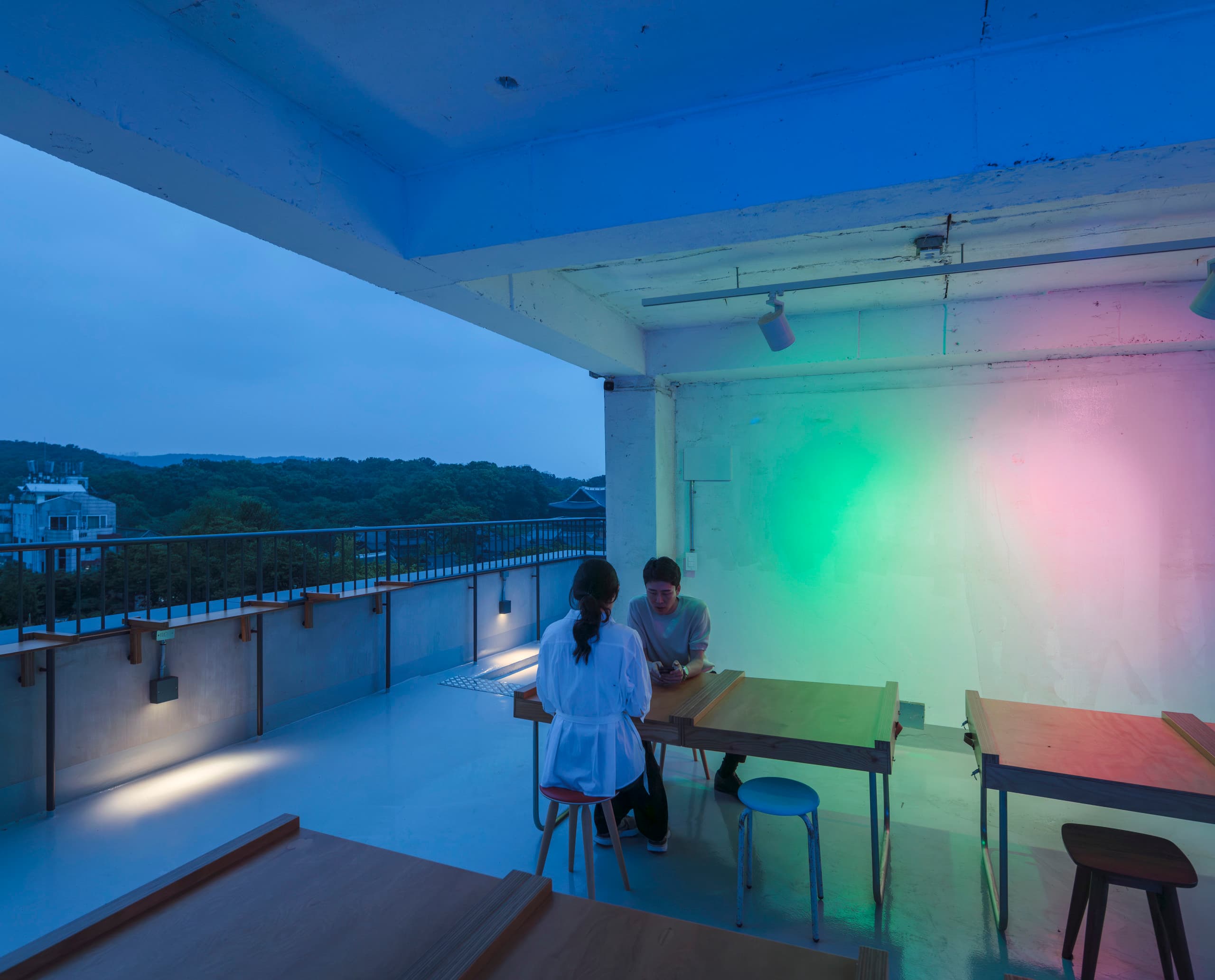 ERCO Jilly Downlights beleuchten die Arario Galerie in Seoul mit flexibler Lichttechnik für wechselnde Ausstellungen.