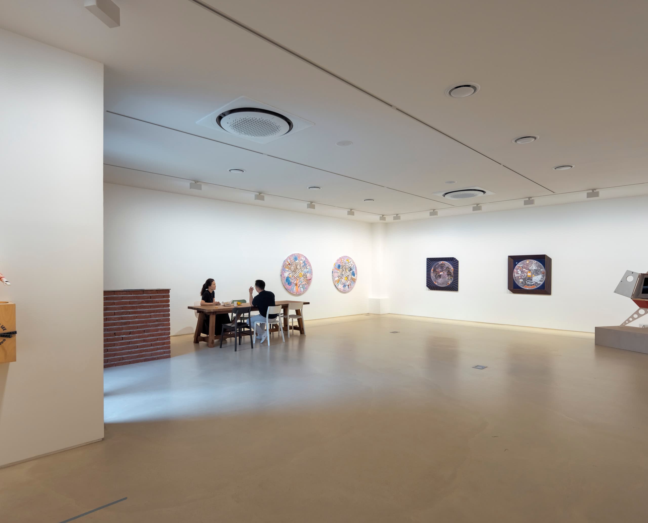 Innenansicht der Daisy Gallery, Jeju, mit ERCO LED-Beleuchtung für Kunstausstellungen.