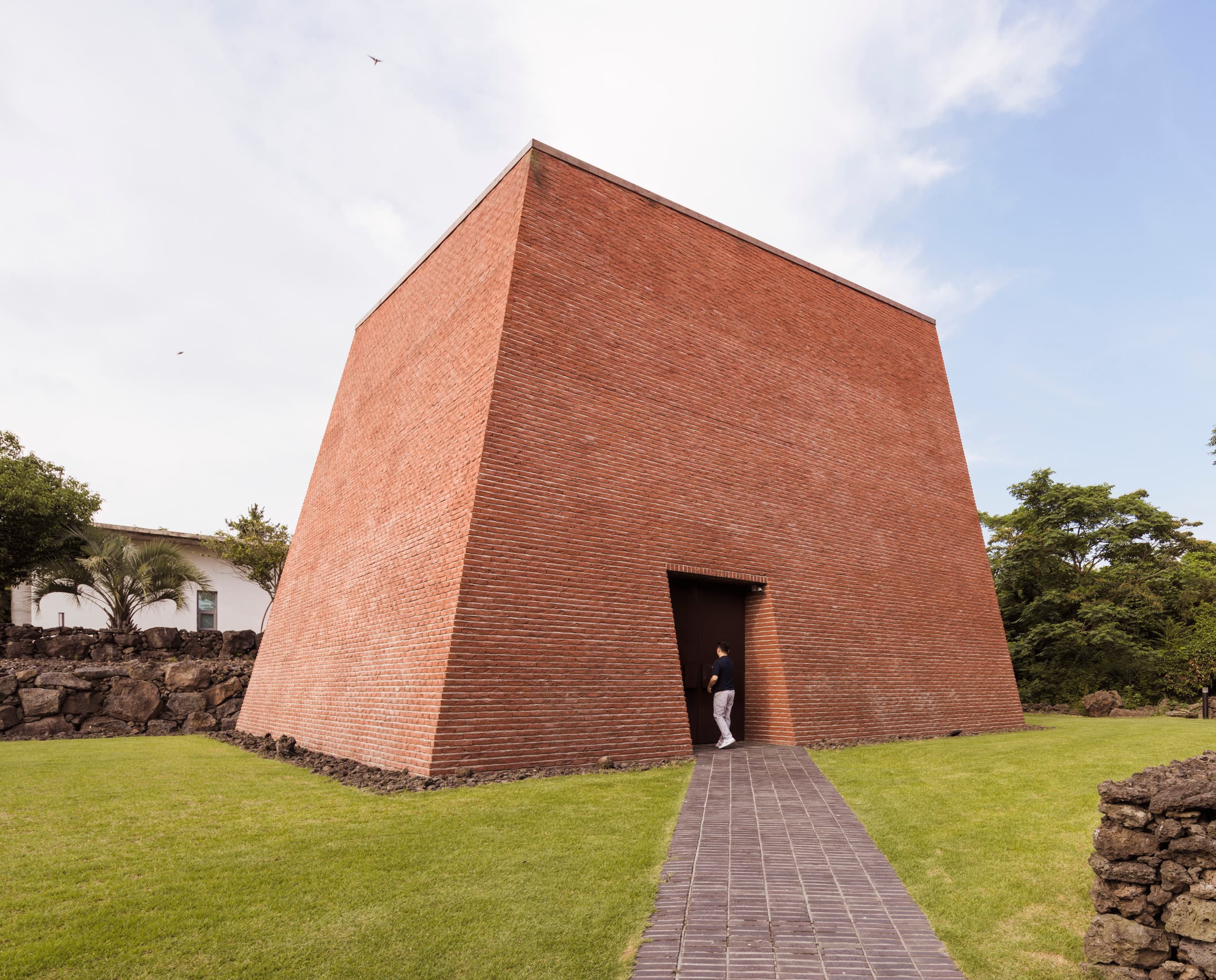 Daisy Gallery, Jeju: Backsteinbau mit ERCO Beleuchtung für Kunstausstellungen.