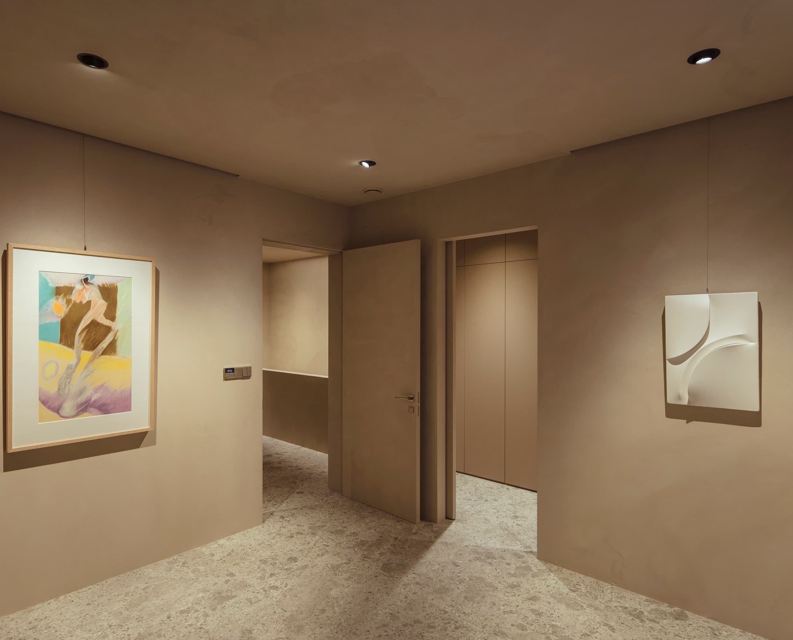 ERCO Starpoint Downlights beleuchten Kunst in Daisy Home, Jeju. Akzentbeleuchtung für eine elegante Atmosphäre.