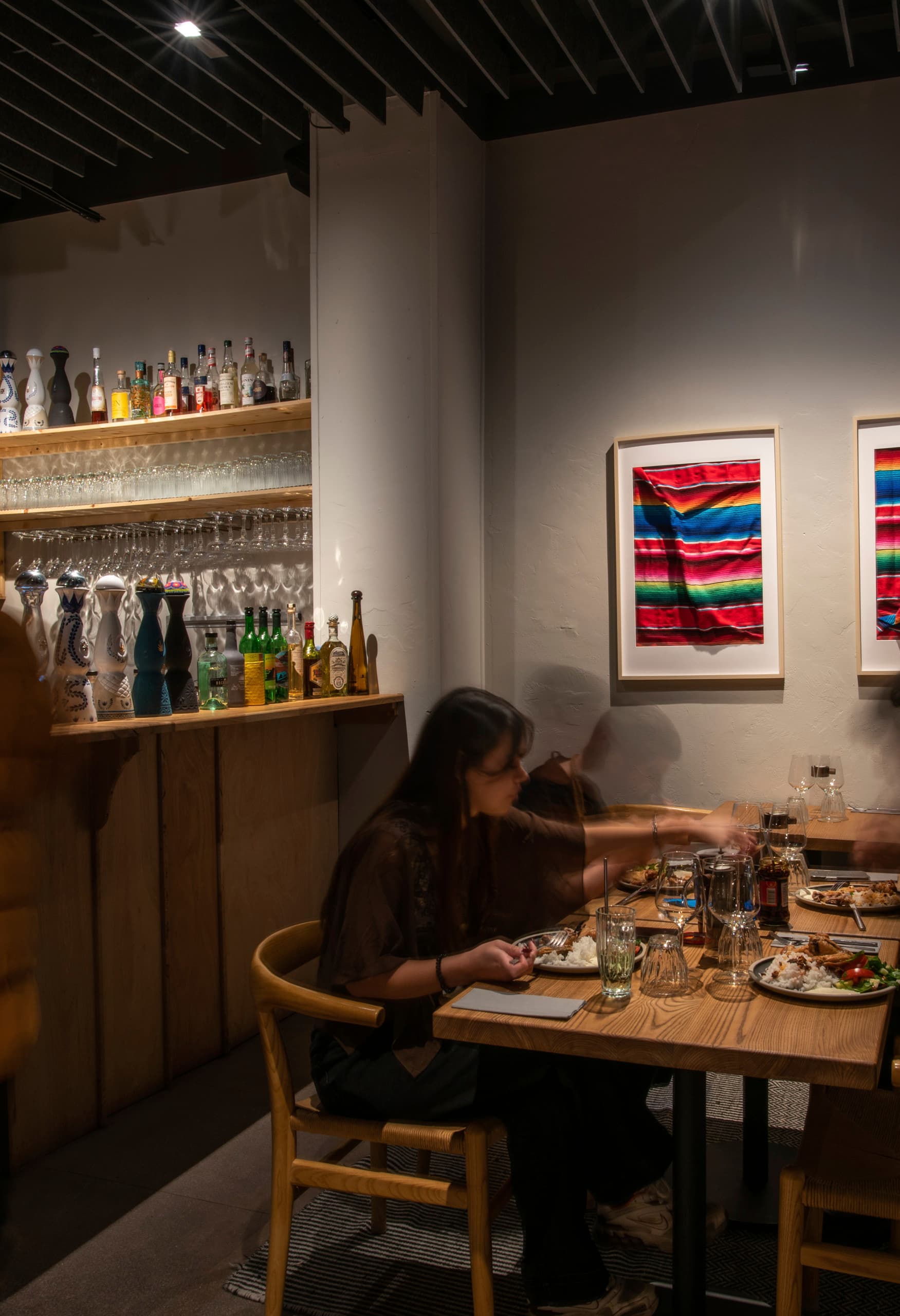 Restaurant Tizne in Göteborg mit warmem Licht durch ERCO Opton Strahlern für einladende Atmosphäre.