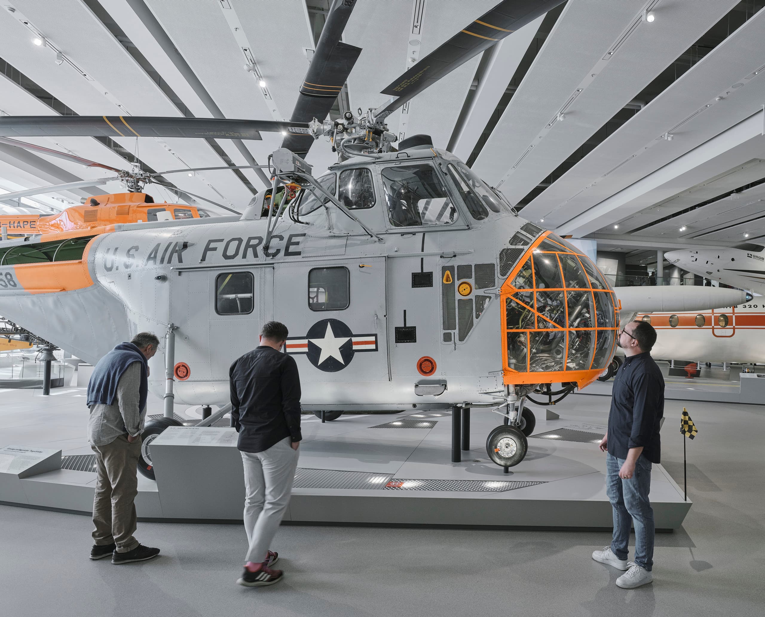 ERCO LED-Leuchten beleuchten einen U.S. Air Force Hubschrauber im Deutschen Museum, München.
