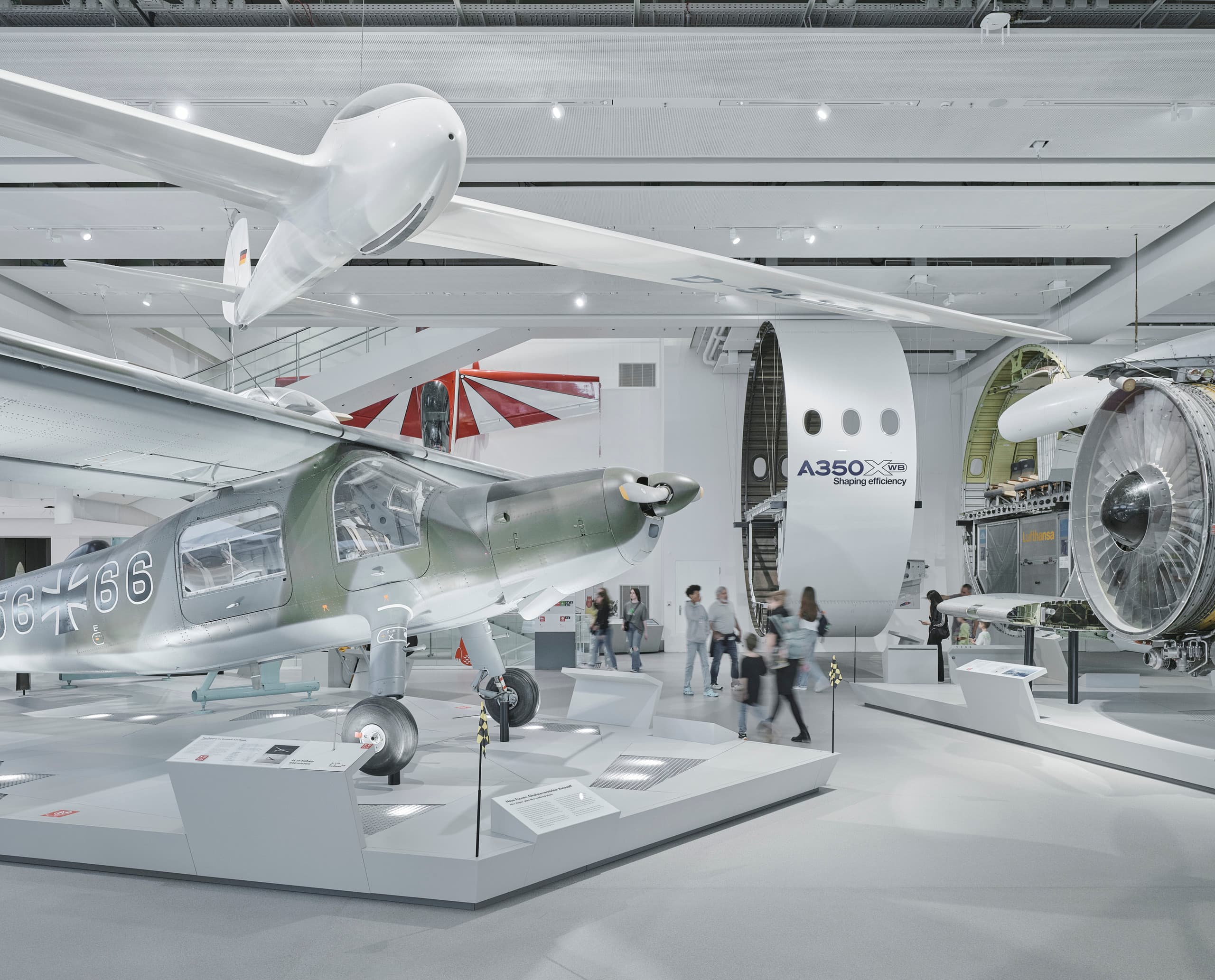 Flugzeuge im Deutschen Museum, München, beleuchtet mit ERCO LED-Strahlern für eine vielseitige Ausstellung.