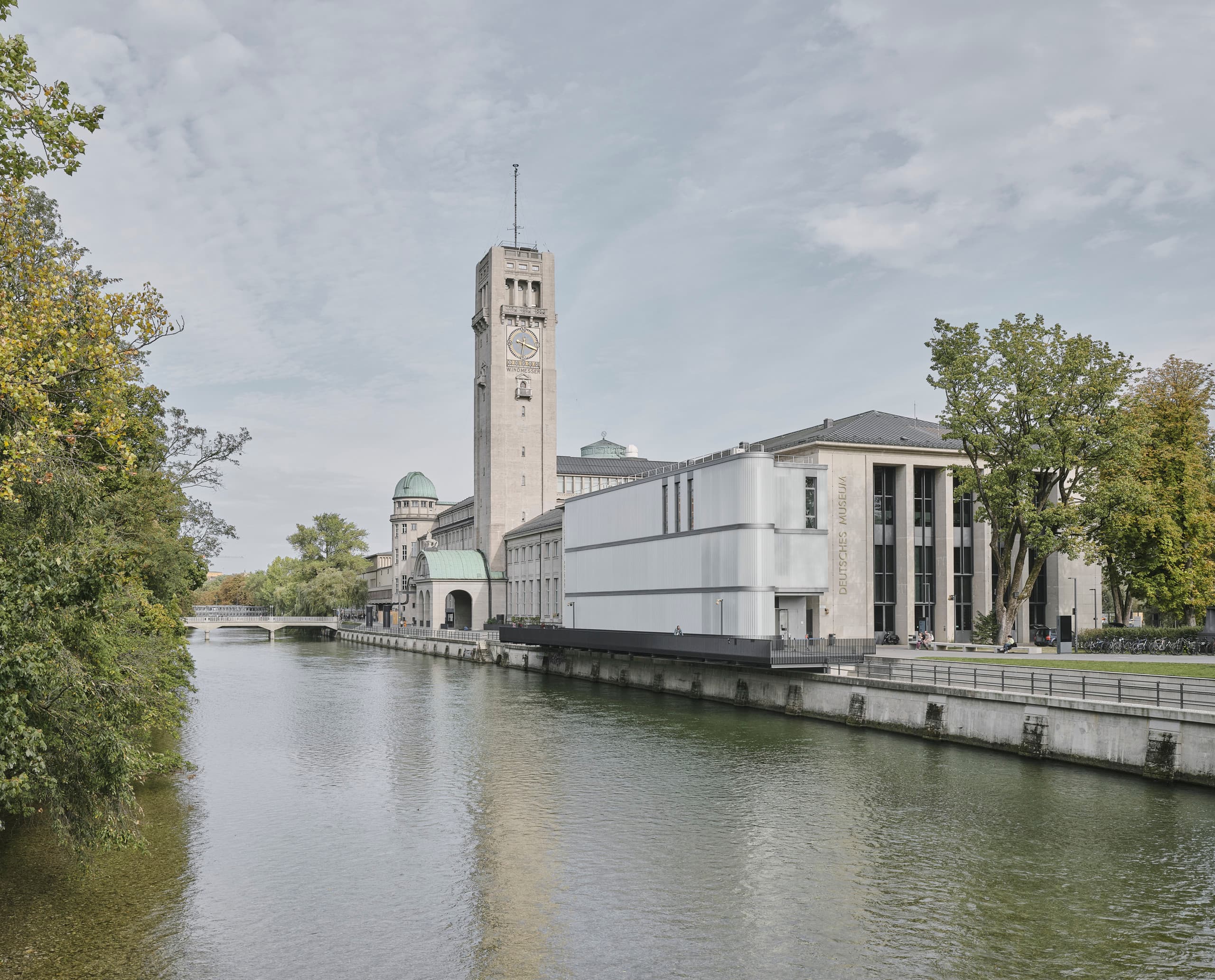 Deutsches Museum in München, ein Technikmuseum mit ERCO LED-Beleuchtung am Flussufer.