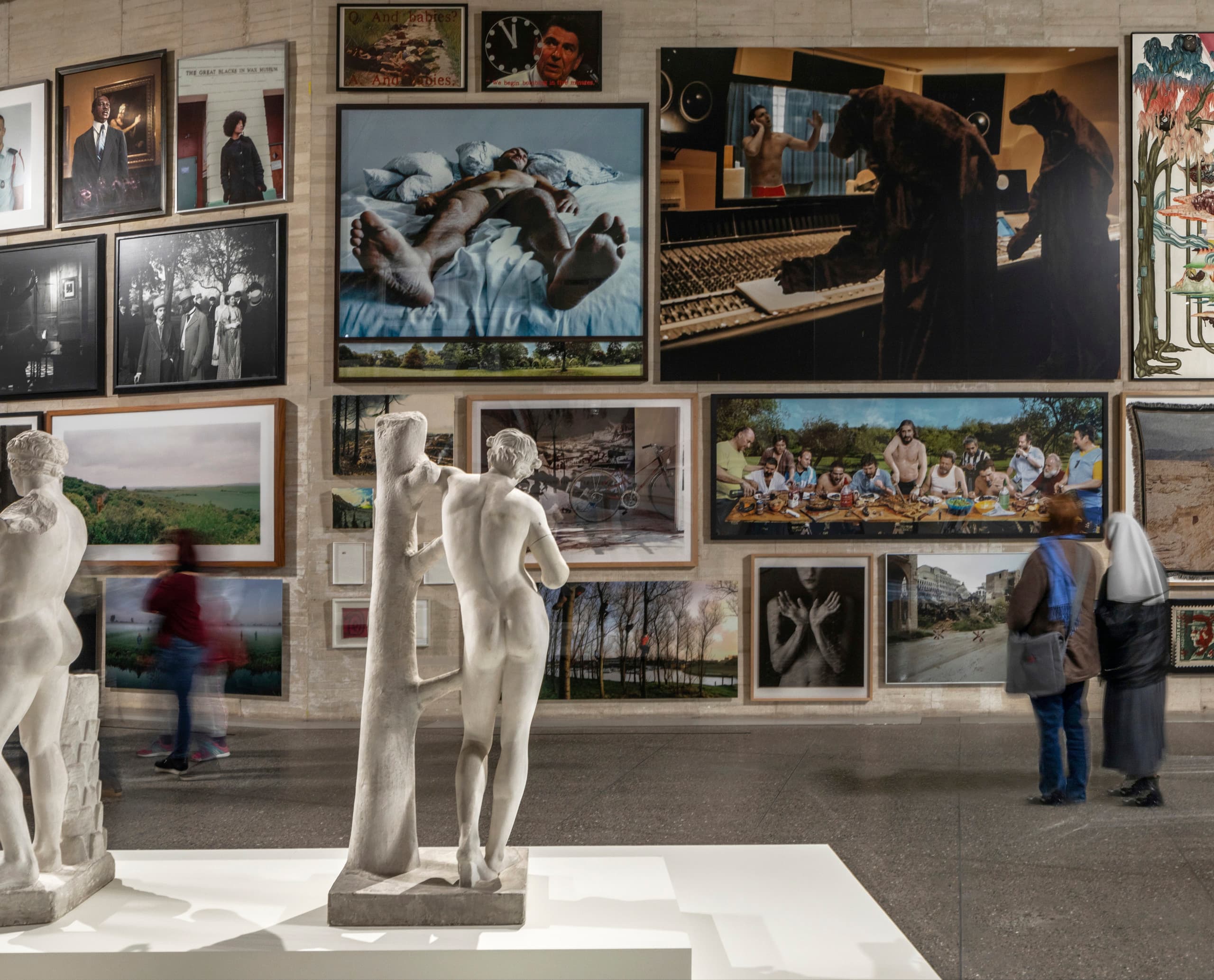 Museum Musac, León: Kunstausstellung mit Skulpturen und Gemälden, beleuchtet mit ERCO LED-Leuchten.