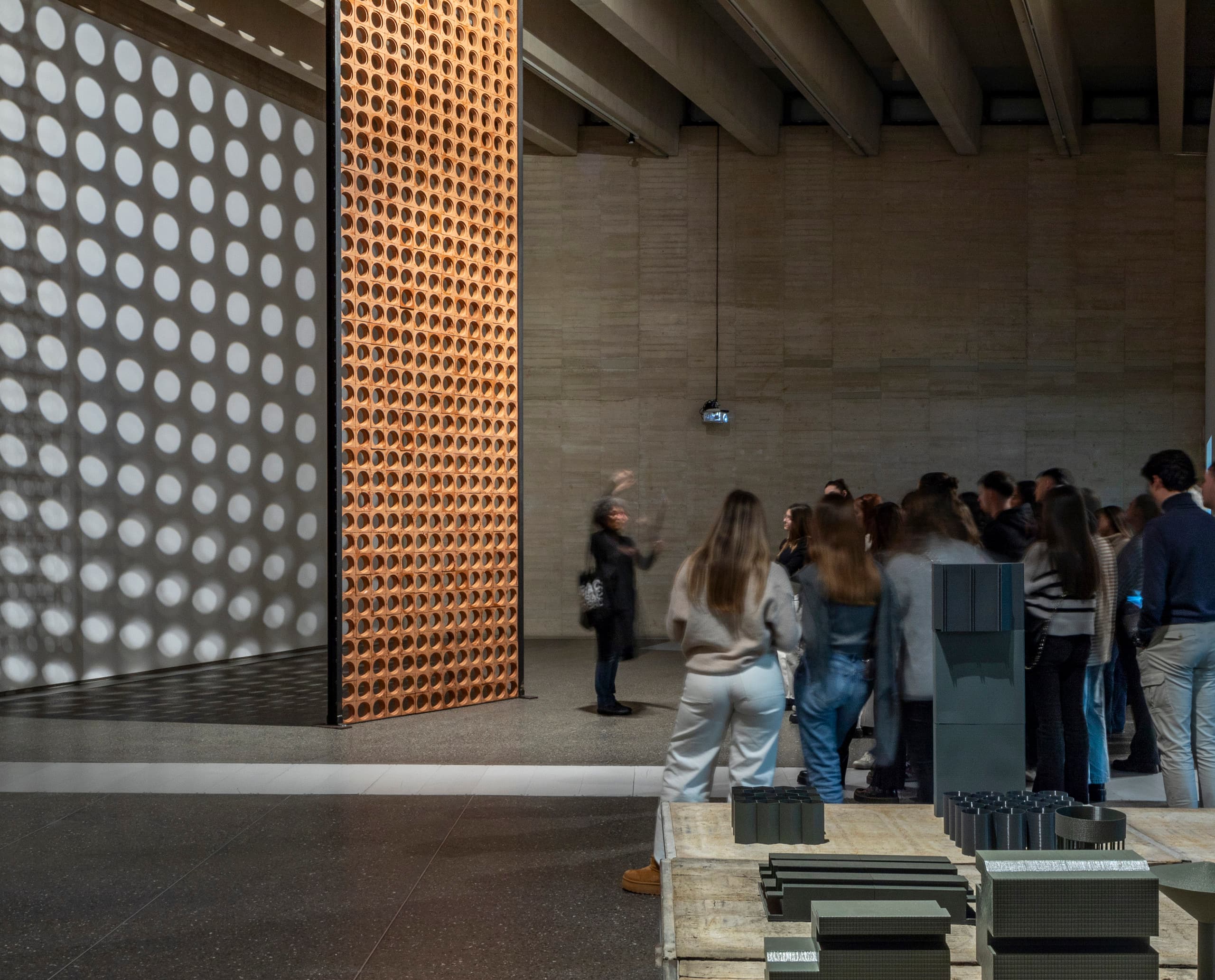 LED-Beleuchtung im Museo Musac, León. Flexible Lichtlösung mit ERCO Eclipse Strahlern für Galerien.