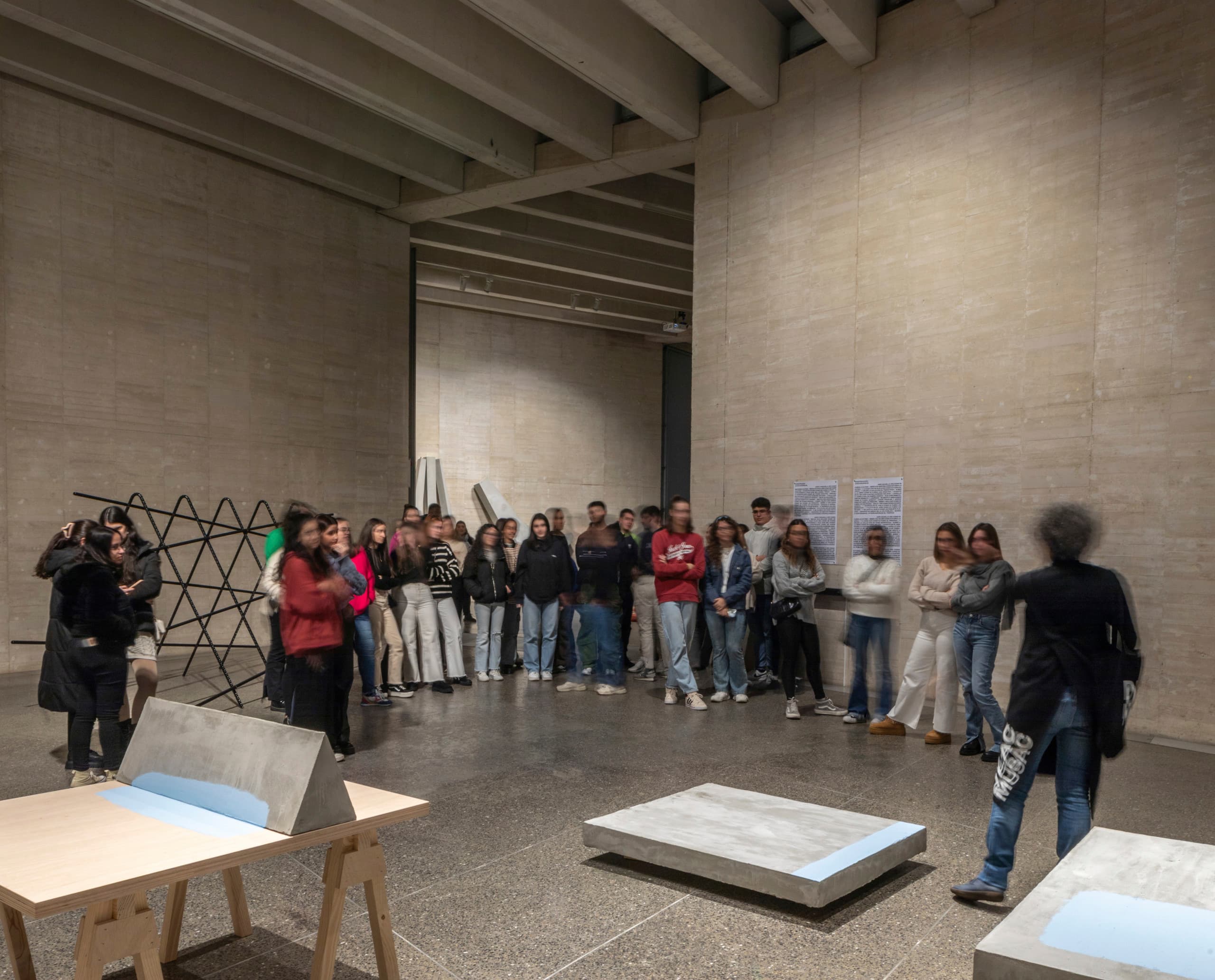 Besuchergruppe im Museo Musac, beleuchtet mit ERCO LED-Strahlern für flexible Galeriebeleuchtung.