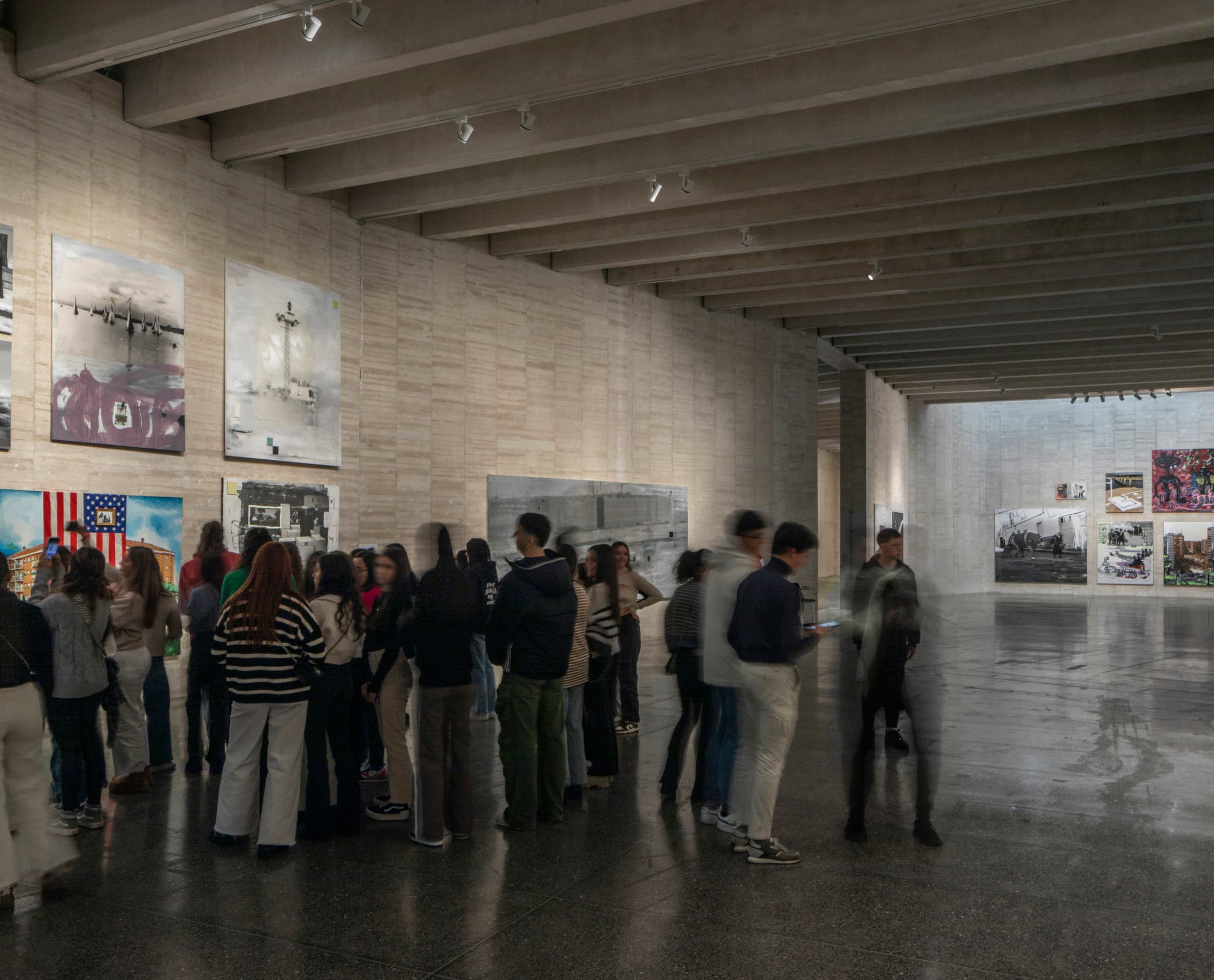 Besucher im Museo Musac, León, beleuchtet mit ERCO LED-Strahlern auf Stromschienen für flexible Galeriebeleuchtung.