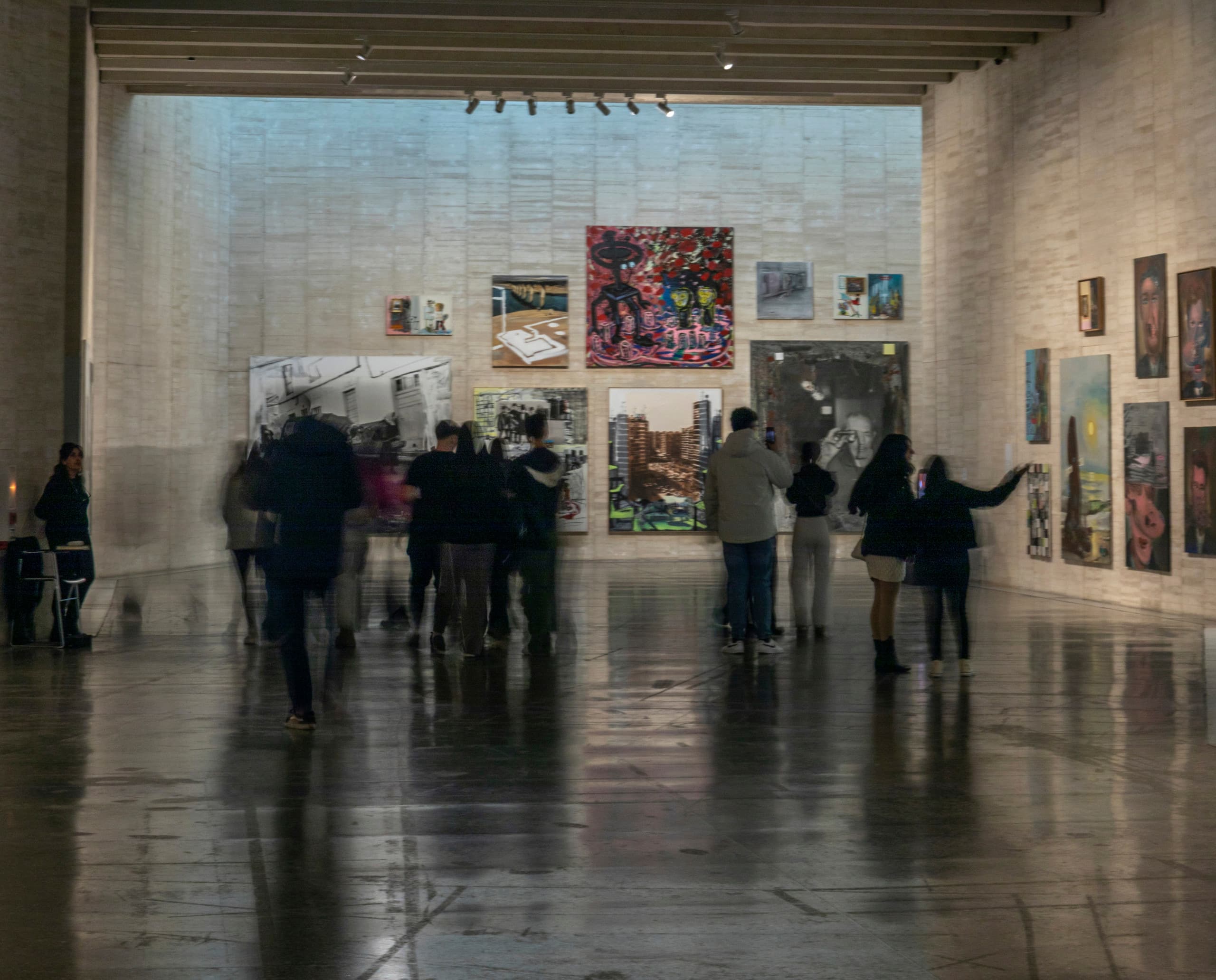 LED-Beleuchtung im Museo Musac, León, mit ERCO Eclipse Strahlern für flexible und energieeffiziente Galeriebeleuchtung.