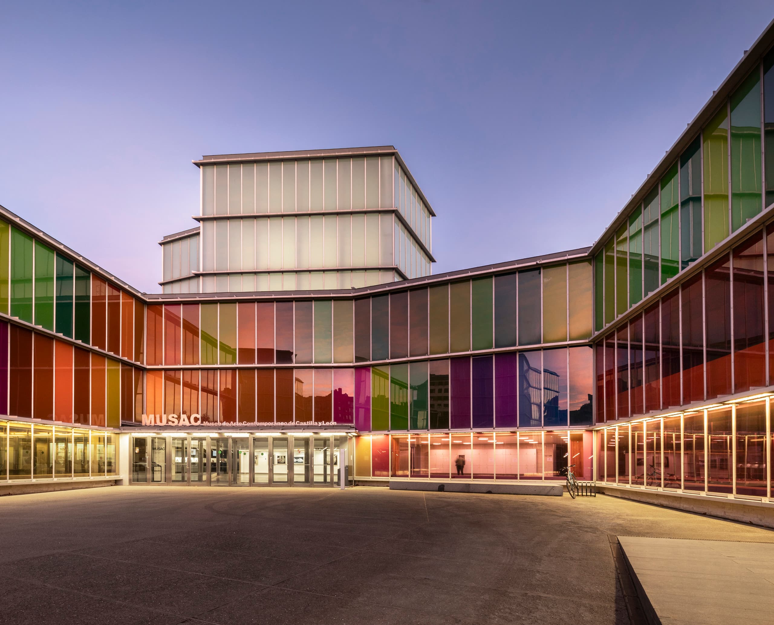 Das farbenfrohe Museo Musac in León, beleuchtet mit energieeffizienten ERCO LED-Strahlern.