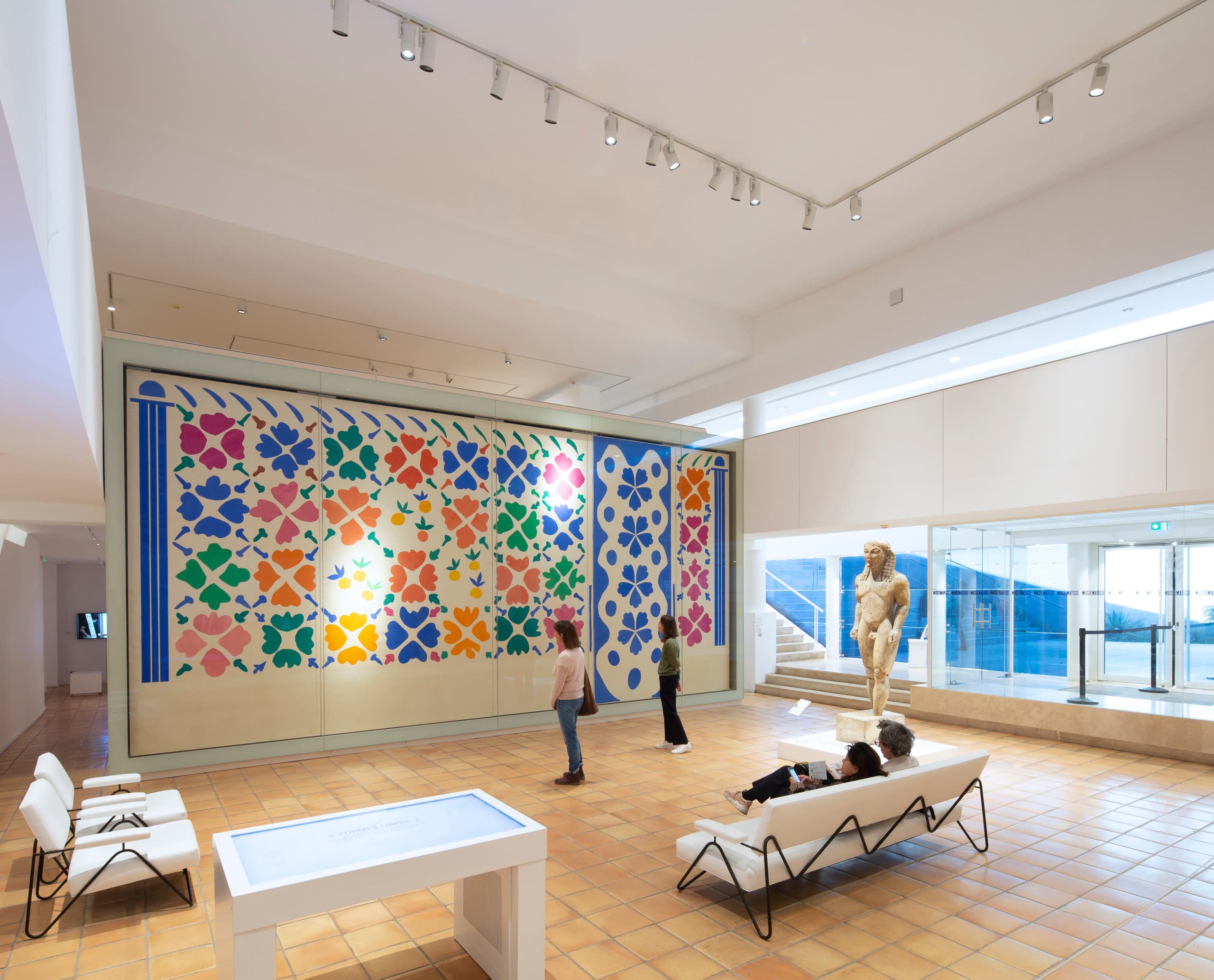 Innenansicht des Matisse-Museums in Nizza mit dem Kunstwerk „Fleurs et Fruits“ und ERCO LED-Beleuchtung.