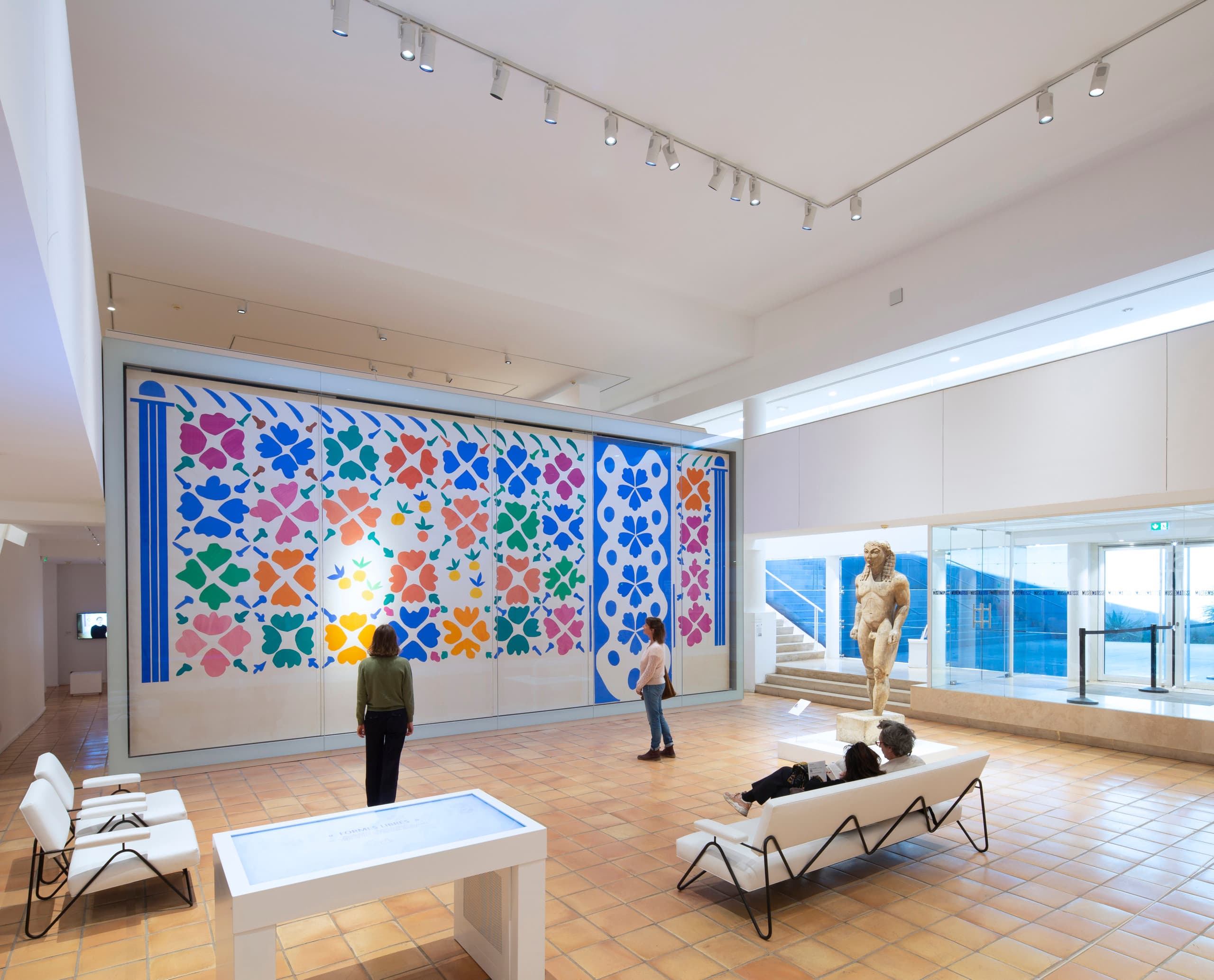 LED-Beleuchtung im Matisse Museum, Nizza, mit dem Kunstwerk 'Fleurs et Fruits' dynamisch präsentiert.