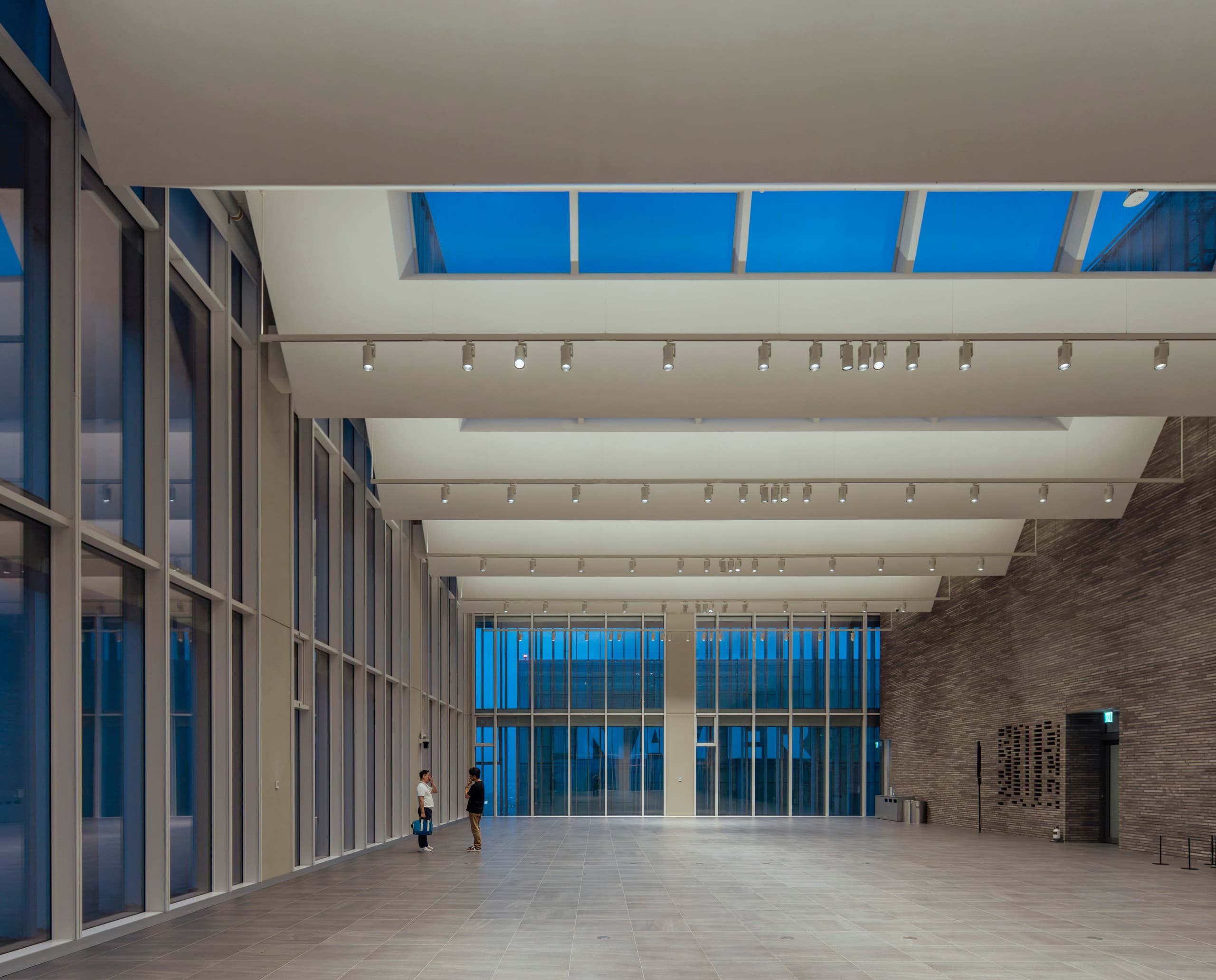 ERCO Stella Spots beleuchten das Atrium des NAVER 1784 in Pangyo, Südkorea, und schaffen eine einladende Atmosphäre.