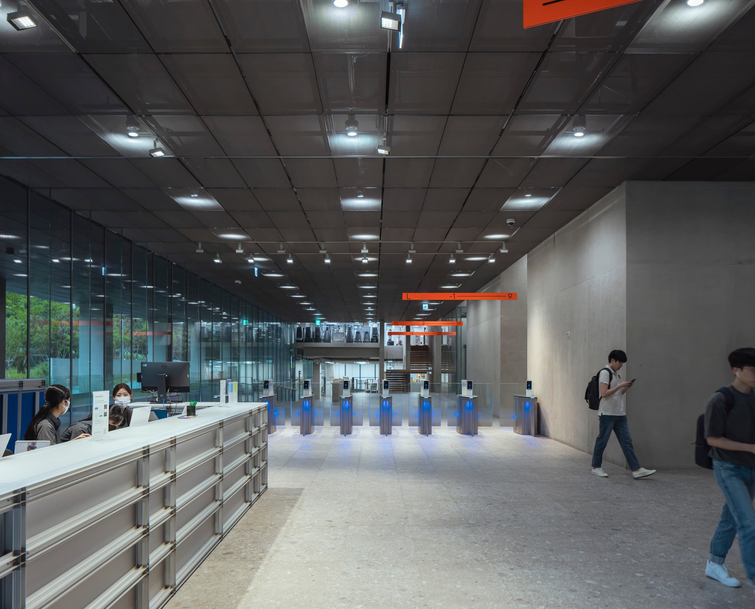 ERCO LED-Beleuchtung im NAVER 1784, Südkorea: Helle, flexible Bürobeleuchtung mit Stella Strahlern in der Empfangshalle.