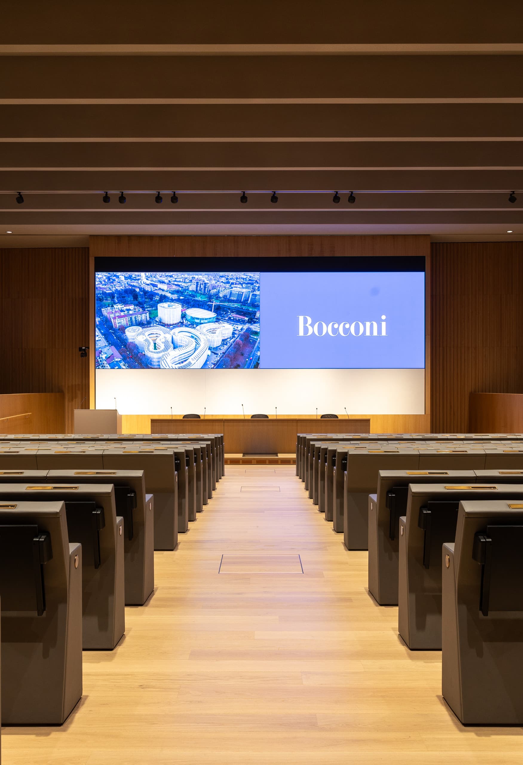ERCO LED-Beleuchtung im Auditorium der Bocconi Universität Mailand für Vorträge und Präsentationen.