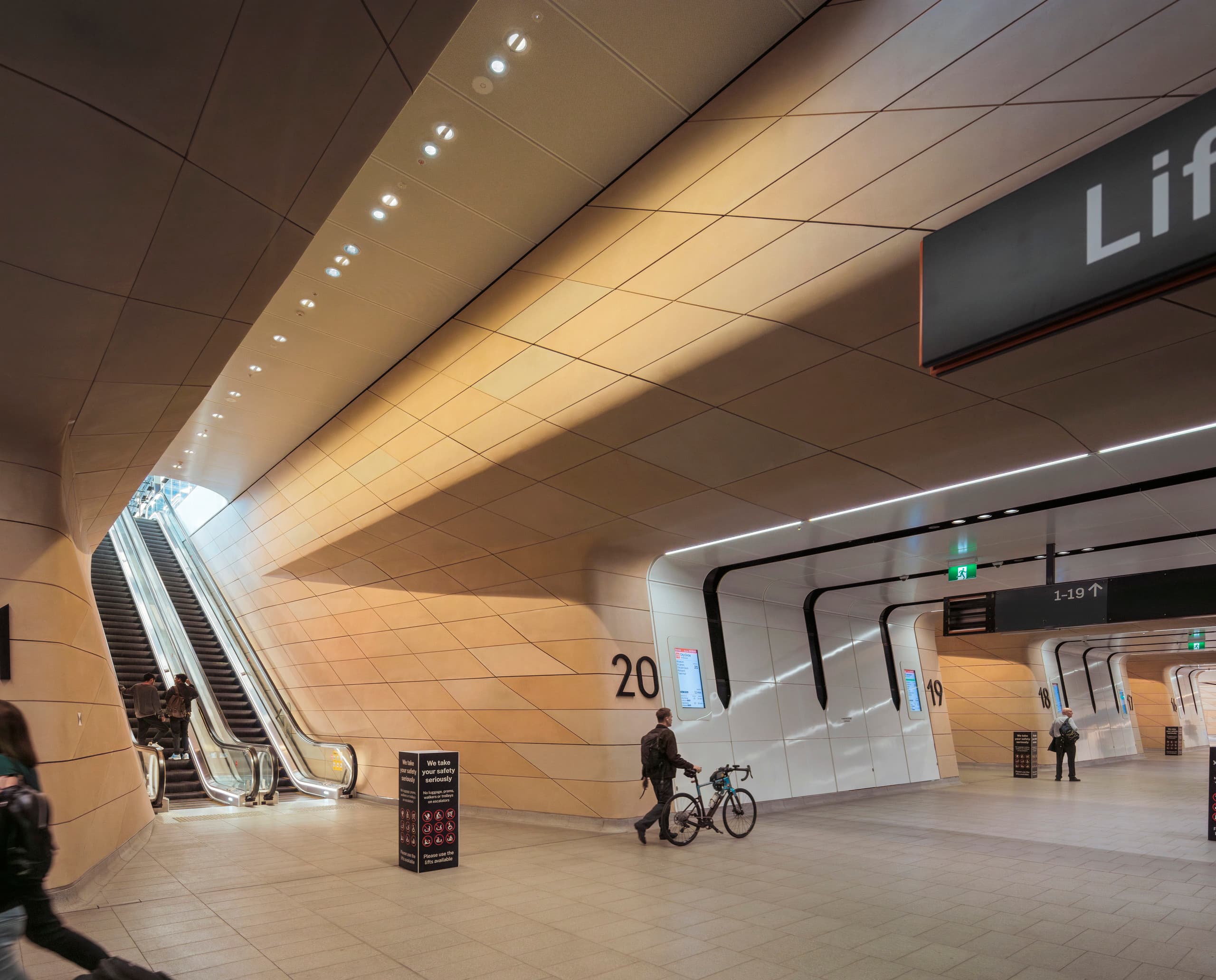 Innenraum der Central Station Sydney mit ERCO Lightscan LED-Leuchten und Fahrtreppen.