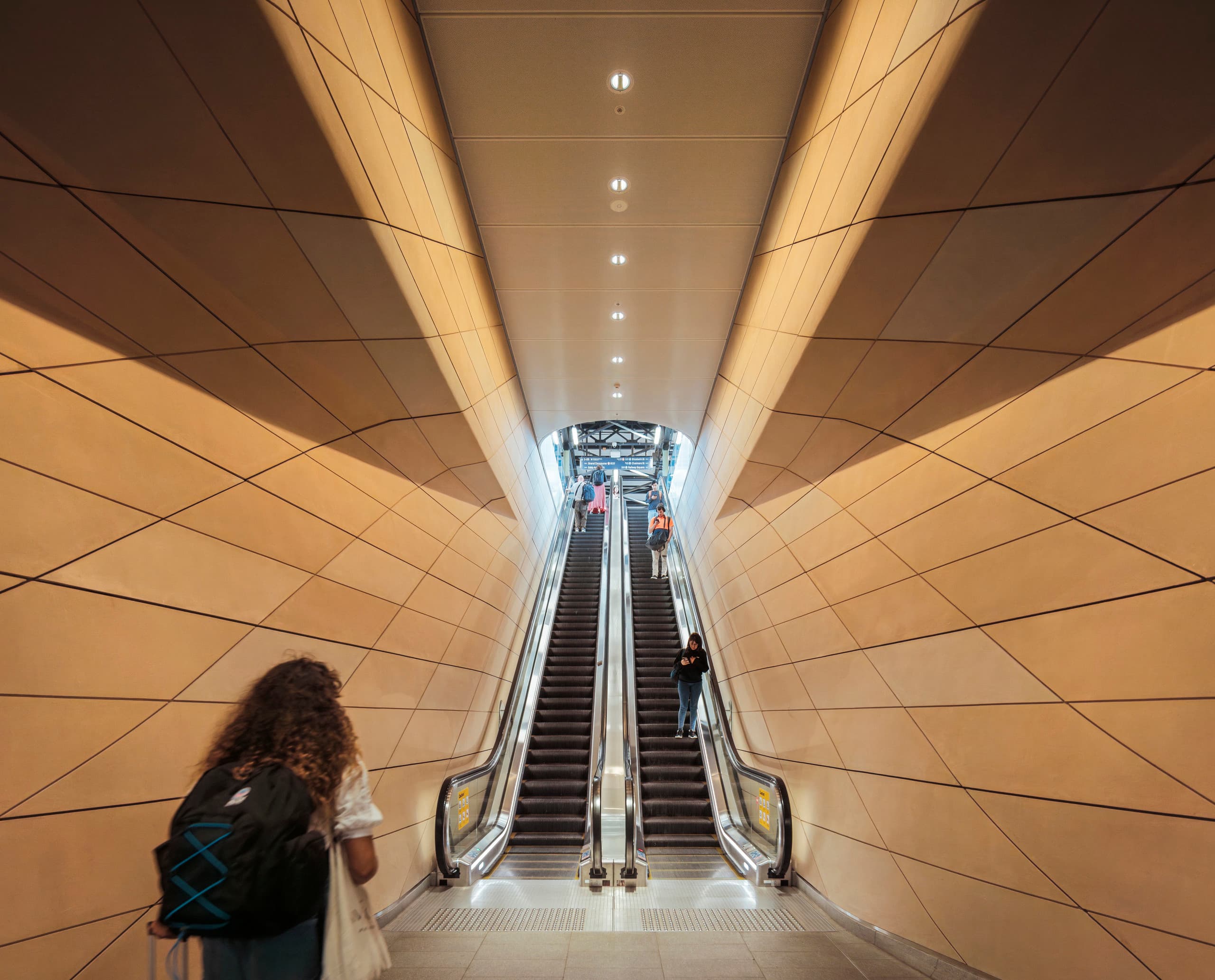 Rolltreppen im Central Station Sydney mit ERCO Beleuchtung für angenehmes Licht.