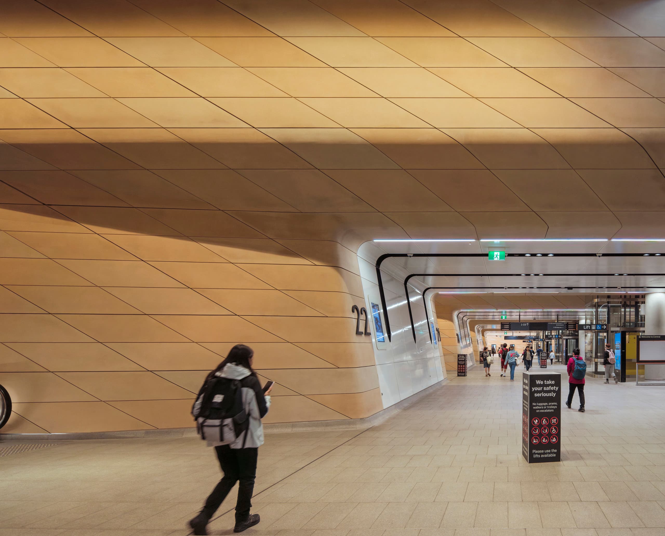 Innenansicht der Central Station Sydney mit ERCO Lightscan zur Akzentuierung der Architektur.