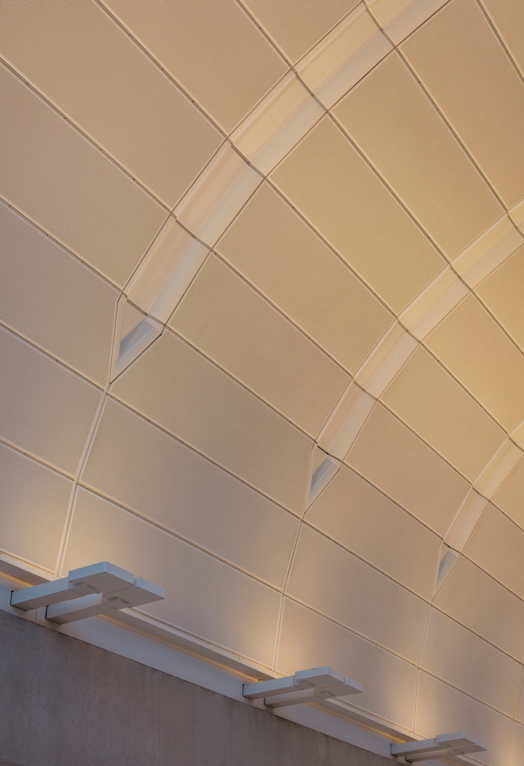 Decke mit Lightscan LED Strahlern im Hauptbahnhof Sydney, die das Licht nach oben werfen.