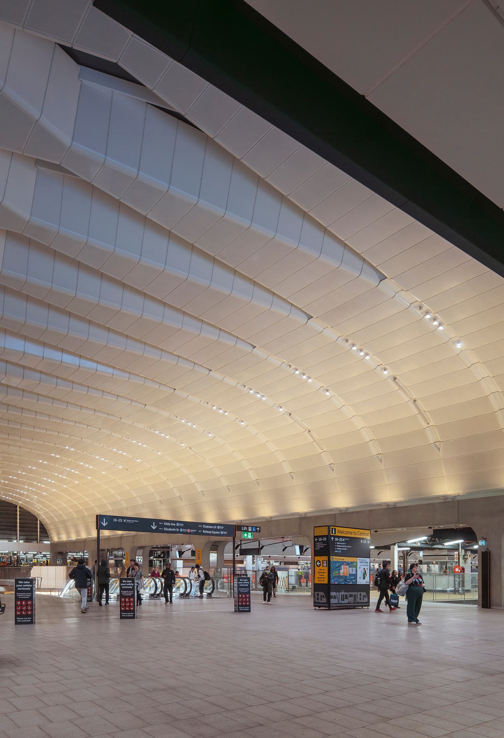 Die Central Station Sydney mit ERCO LED-Beleuchtung und grosser Stahlüberdachung.