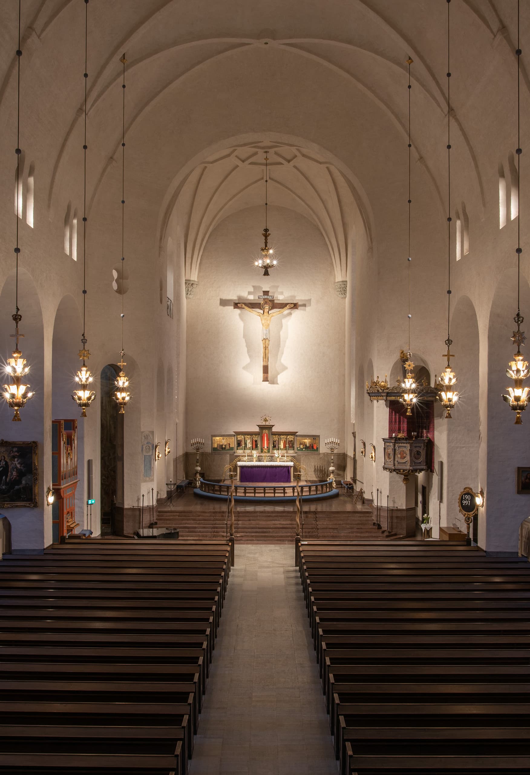 Innenraum der Högalid Kirche in Stockholm mit Parscan Strahlern, die architektonische Details hervorheben.