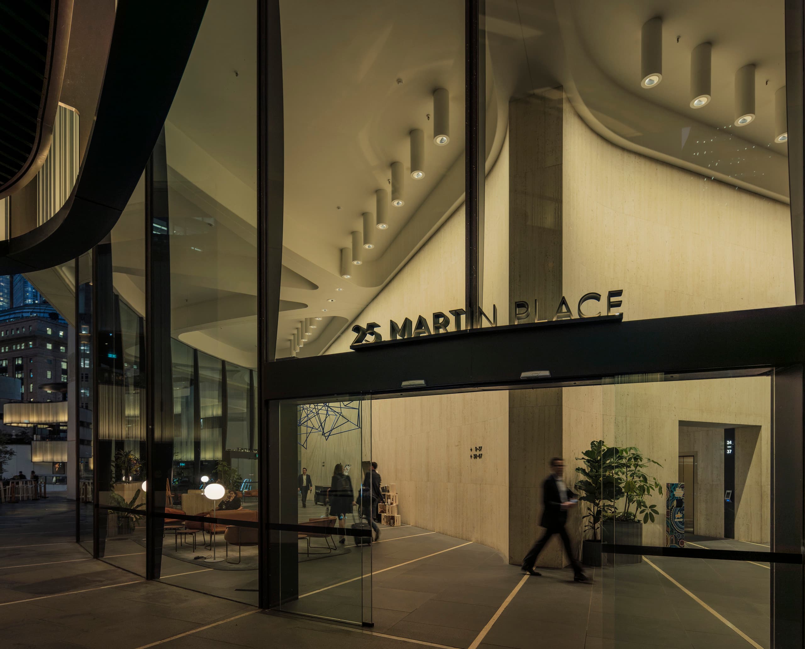 25 Martin Place, Sydney, mit ERCO Wallwashing beleuchtet, um die Architektur hervorzuheben.