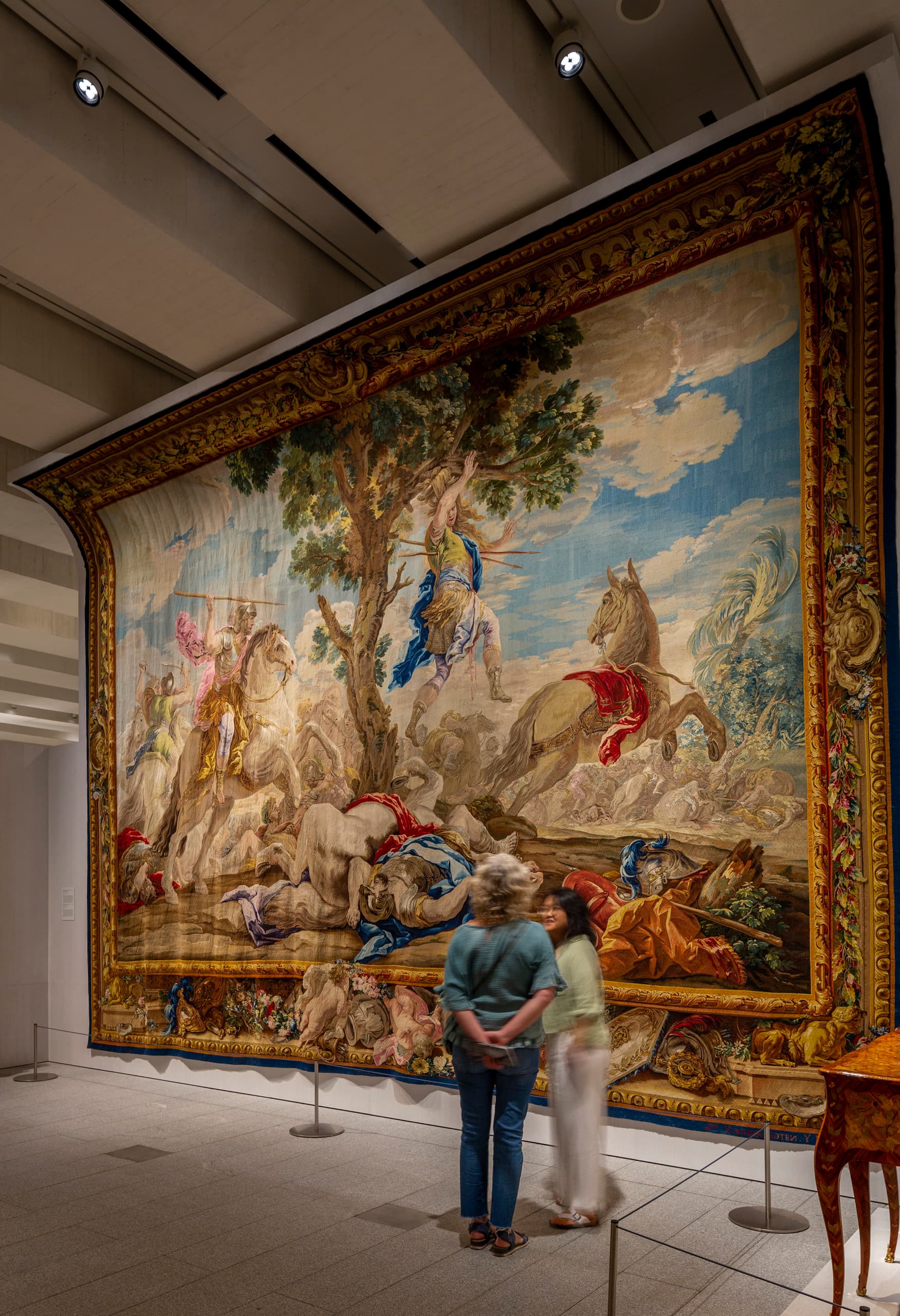Detailreiche Wandteppich-Darstellung in der Galería de las Colecciones Reales, beleuchtet mit ERCO LED-Strahlern.