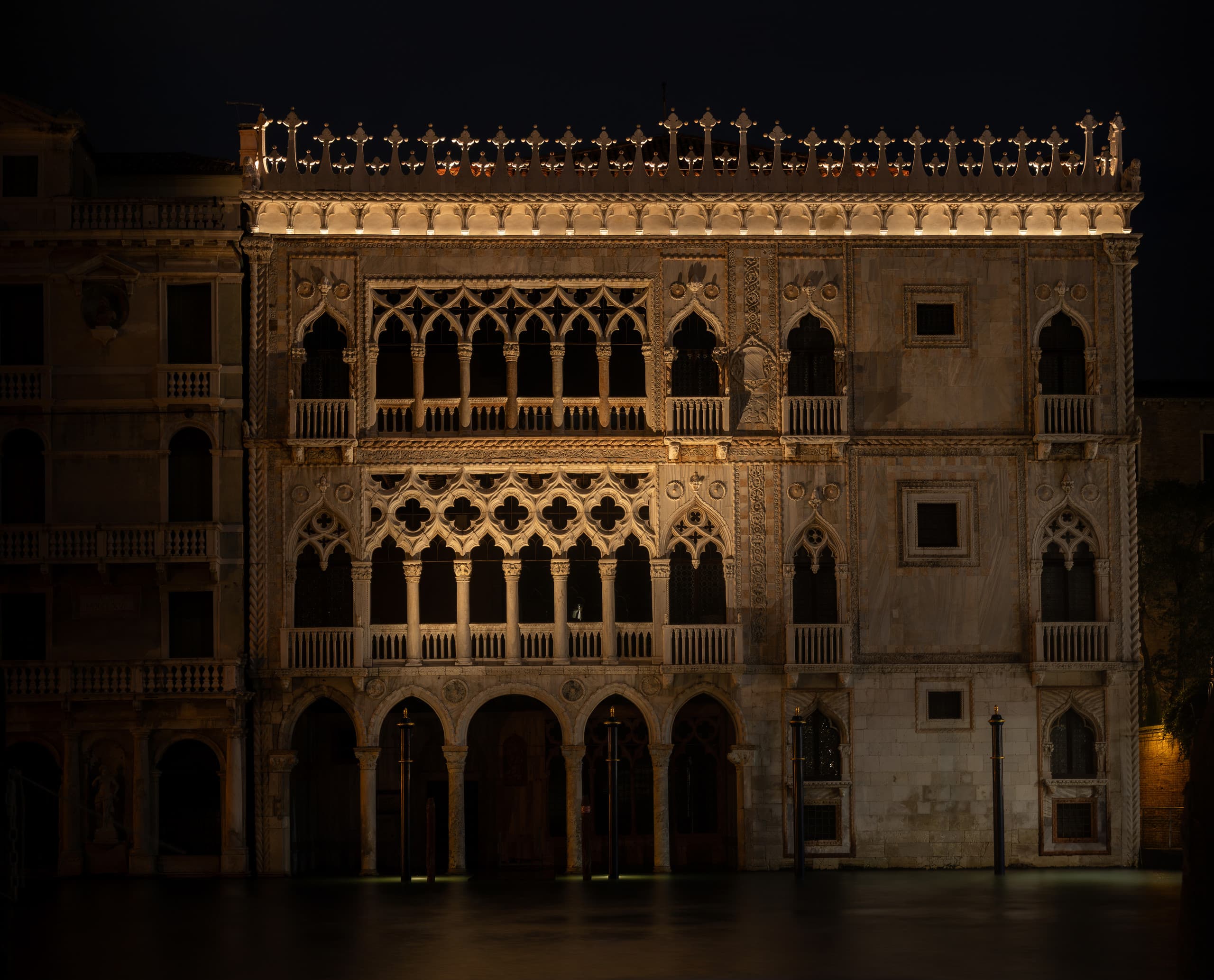 Die Ca' d'Oro in Venedig, beleuchtet mit ERCO LED Fassadenbeleuchtung.