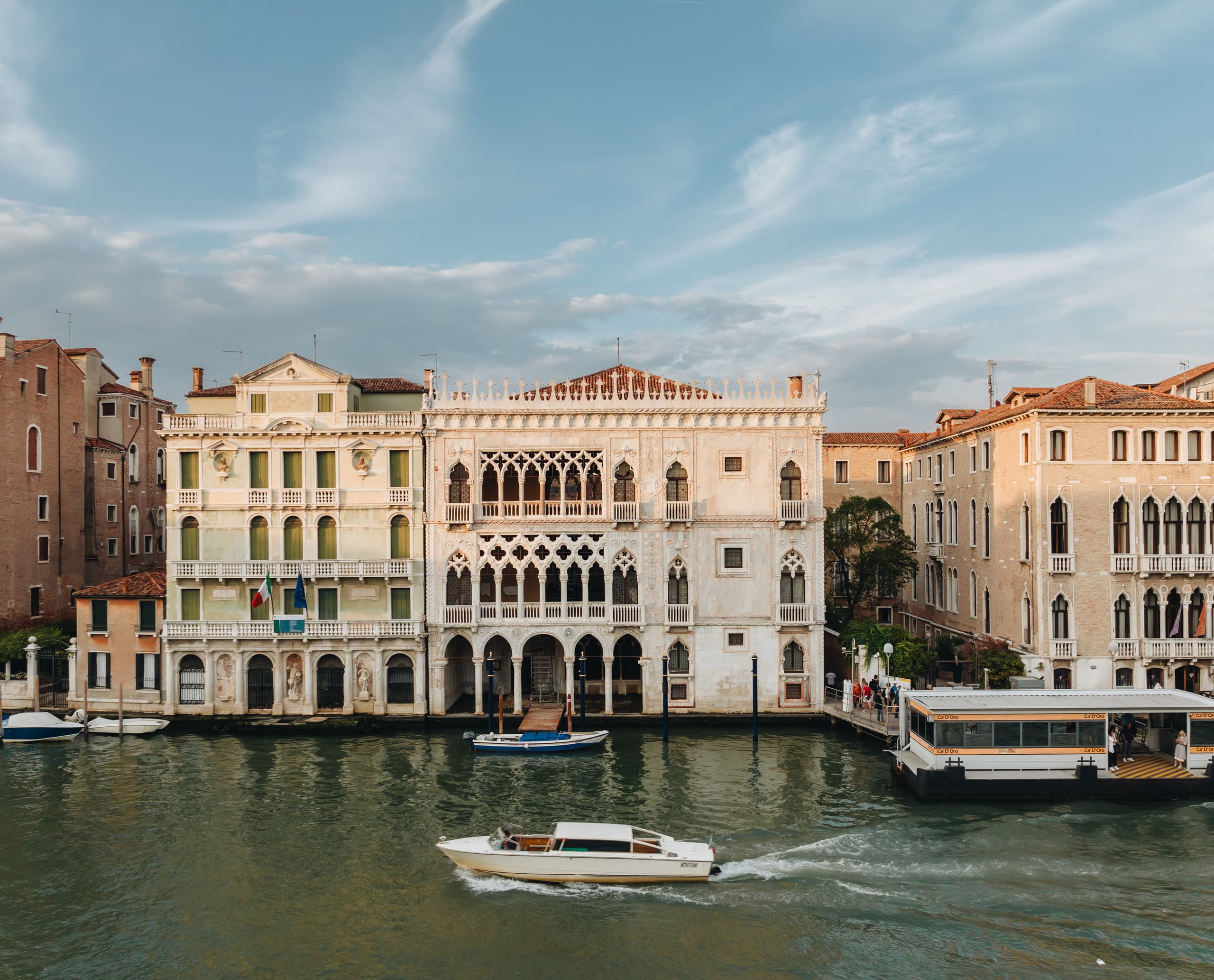 Ca' d'Oro Fassade in Venedig, beleuchtet durch ERCO LED-Technologie, hervorhebung der Architektur am Canal Grande.