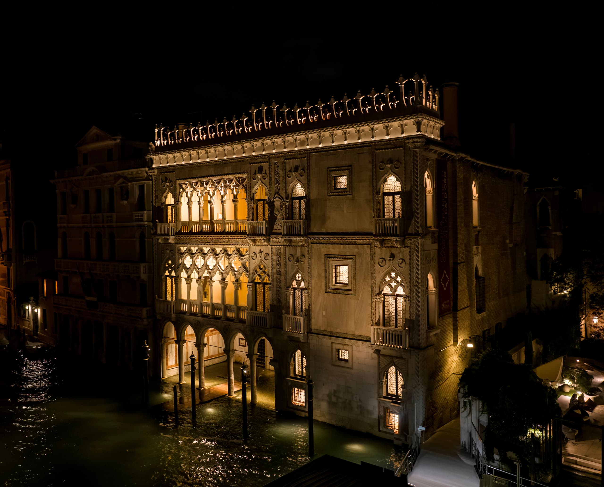 Die Ca' d'Oro in Venedig, beleuchtet mit ERCO LED Fassadenbeleuchtung.