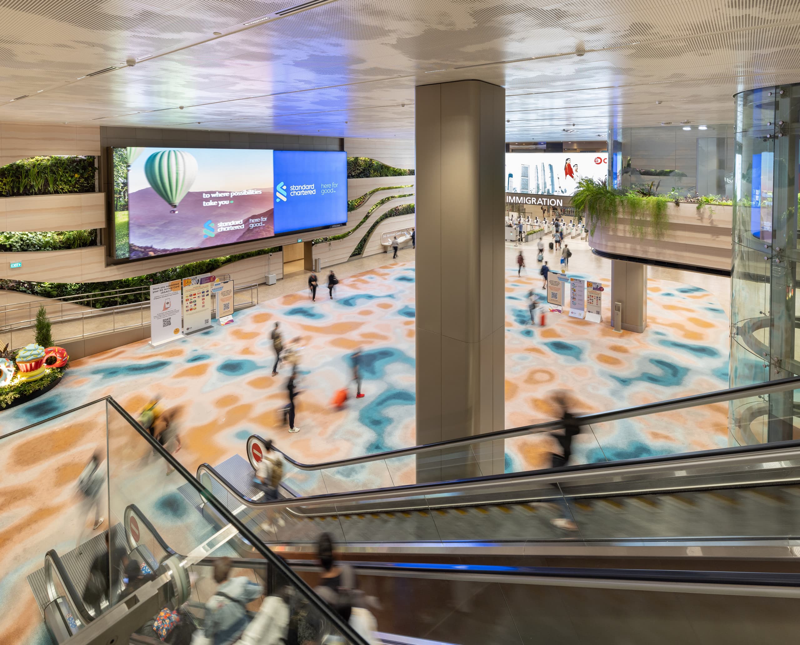 Changi Airport Terminal 2: Nachhaltige LED-Downlights von ERCO für angenehme Atmosphäre.