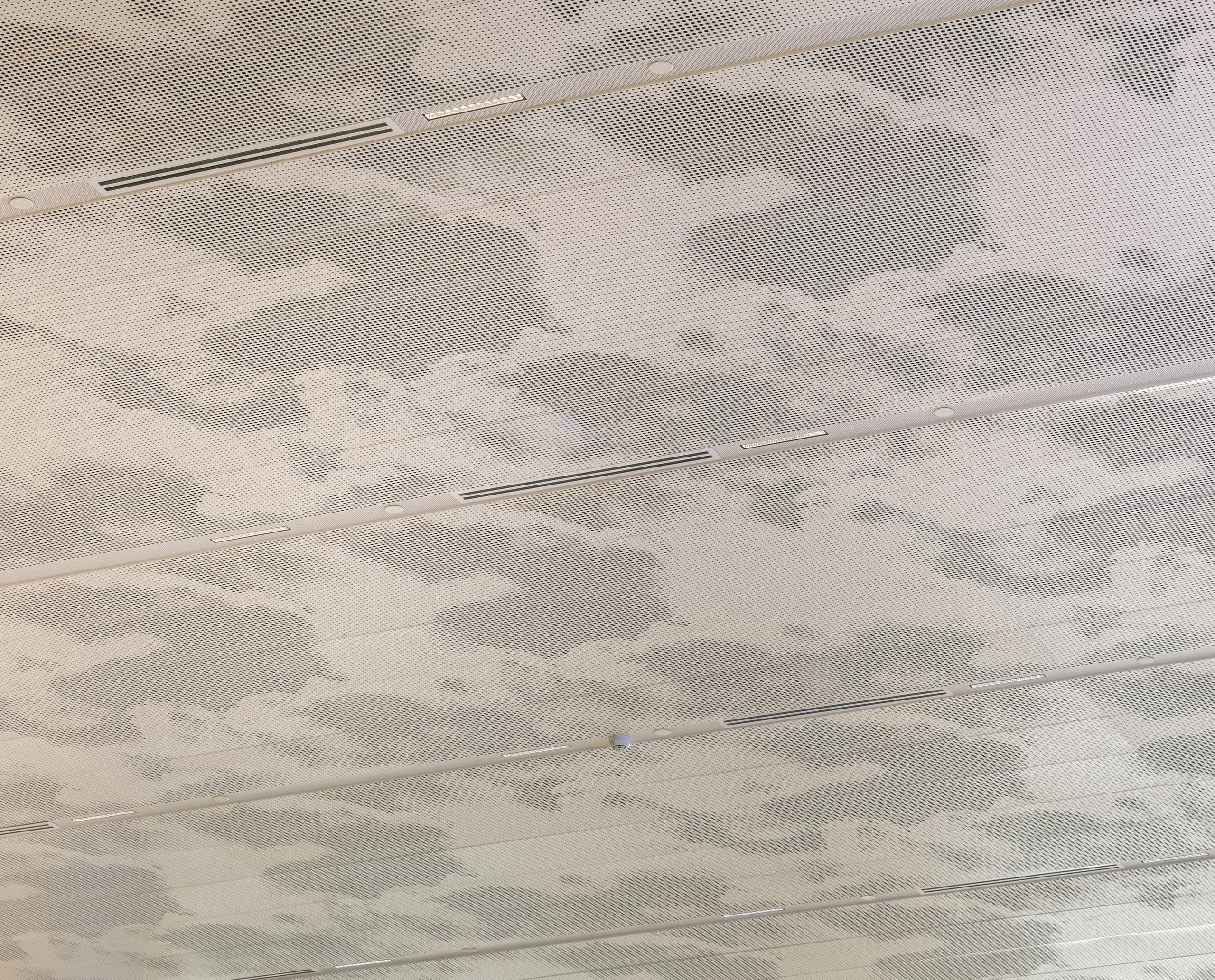 Decke mit Wolkenmuster und linearen LED-Downlights im Changi Airport, Singapur.
