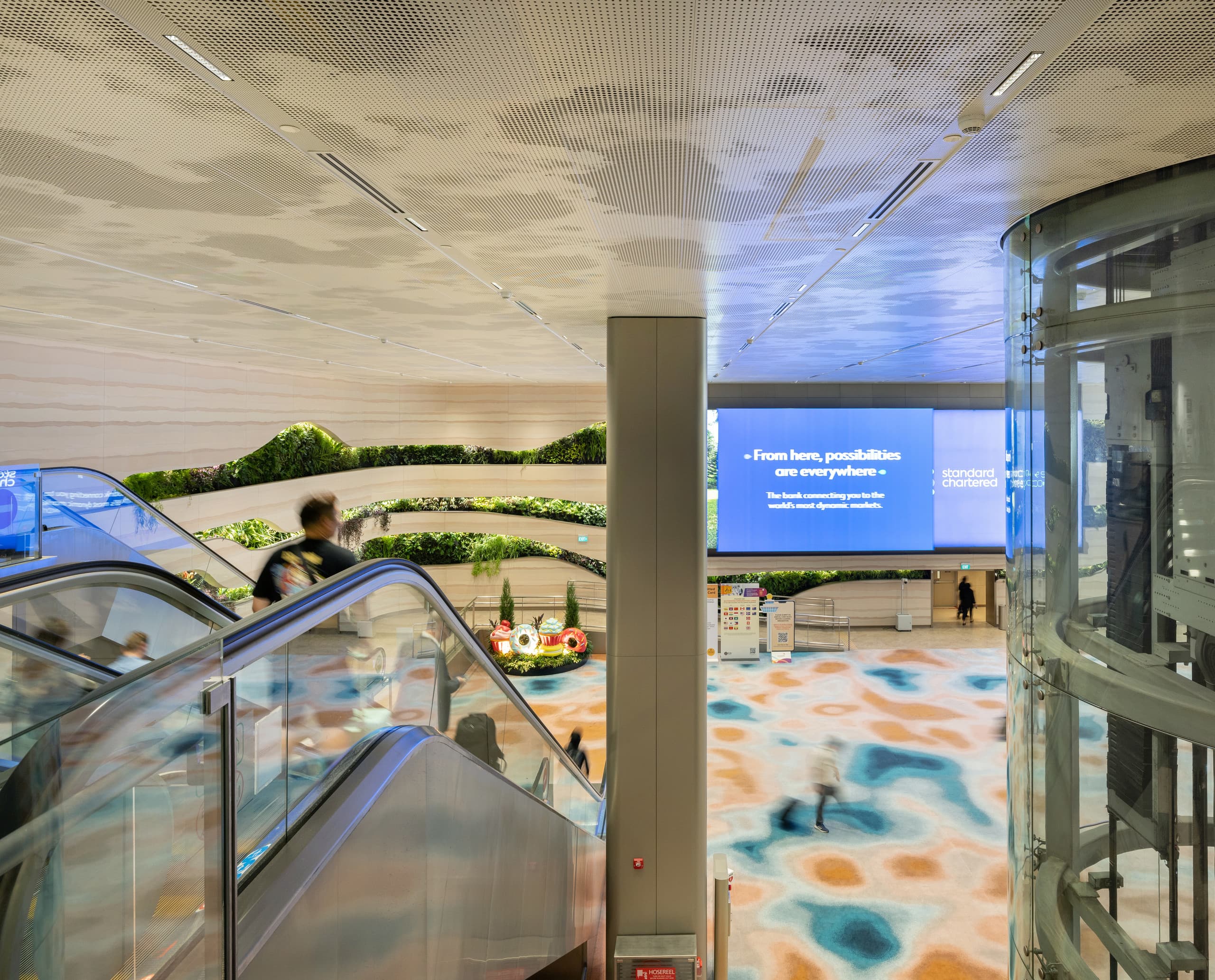 ERCO Compar Downlights im Changi Airport Terminal 2, Singapur. Nachhaltige LED-Beleuchtung.