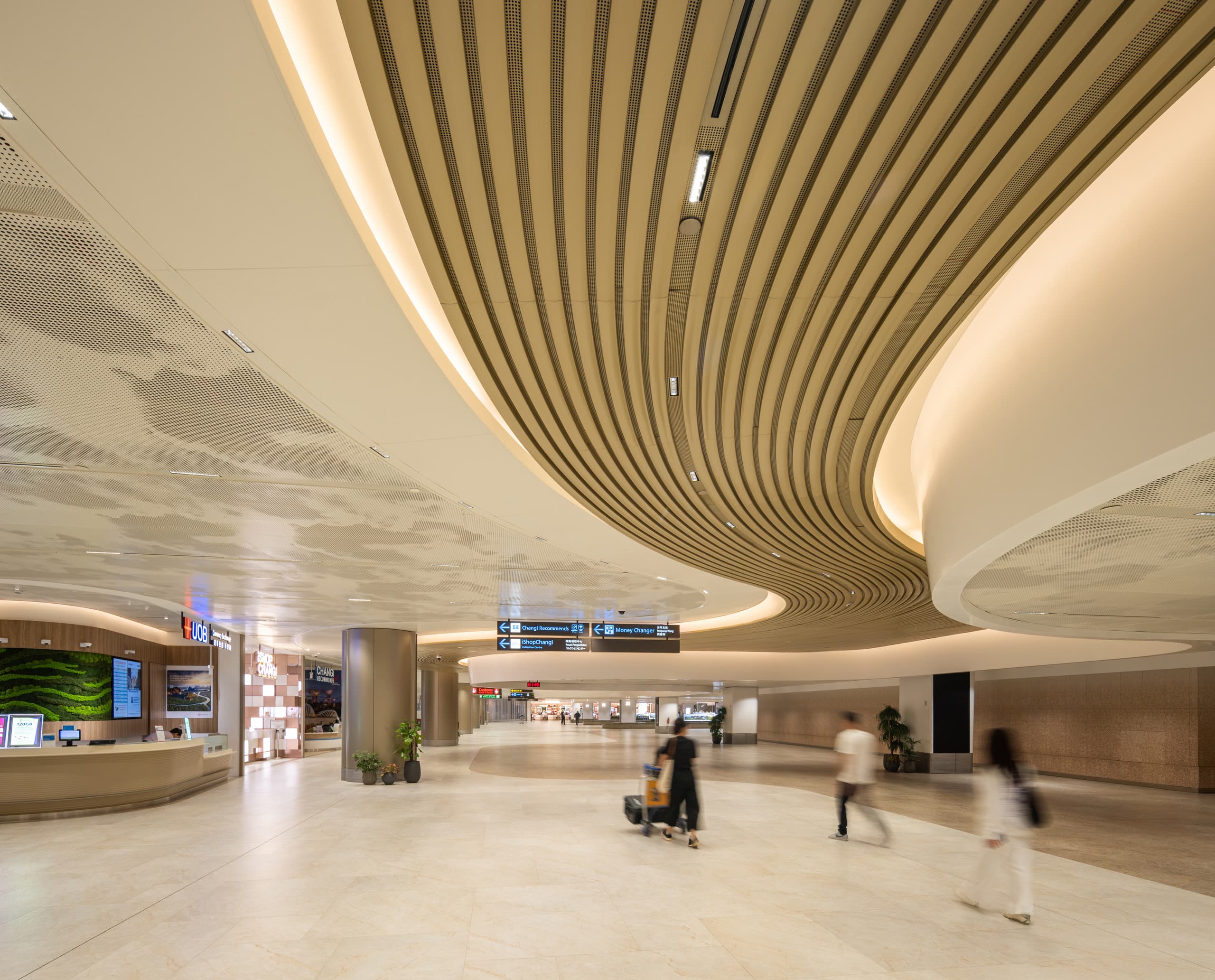ERCO Compar Downlights im Changi Airport Terminal 2, Singapur, für energieeffiziente und langlebige Beleuchtung.
