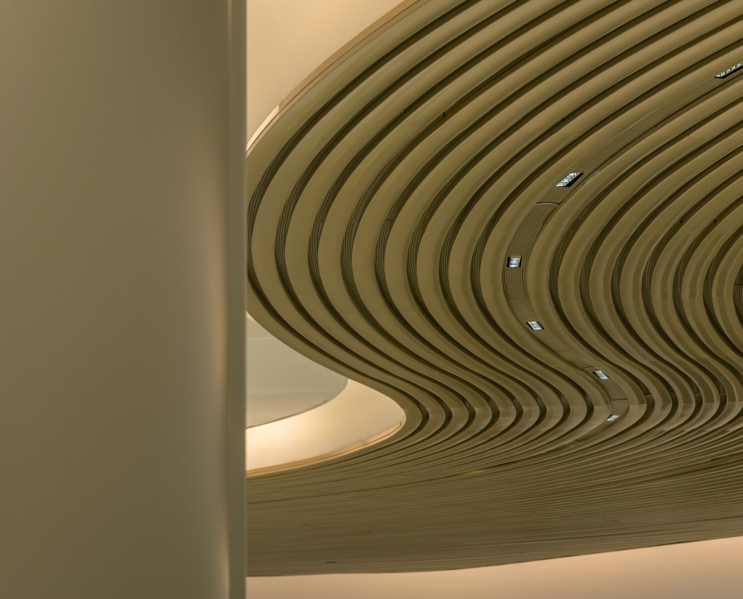 Geschwungene Deckenstruktur mit ERCO LED Downlights in Changi Airport, Singapur.