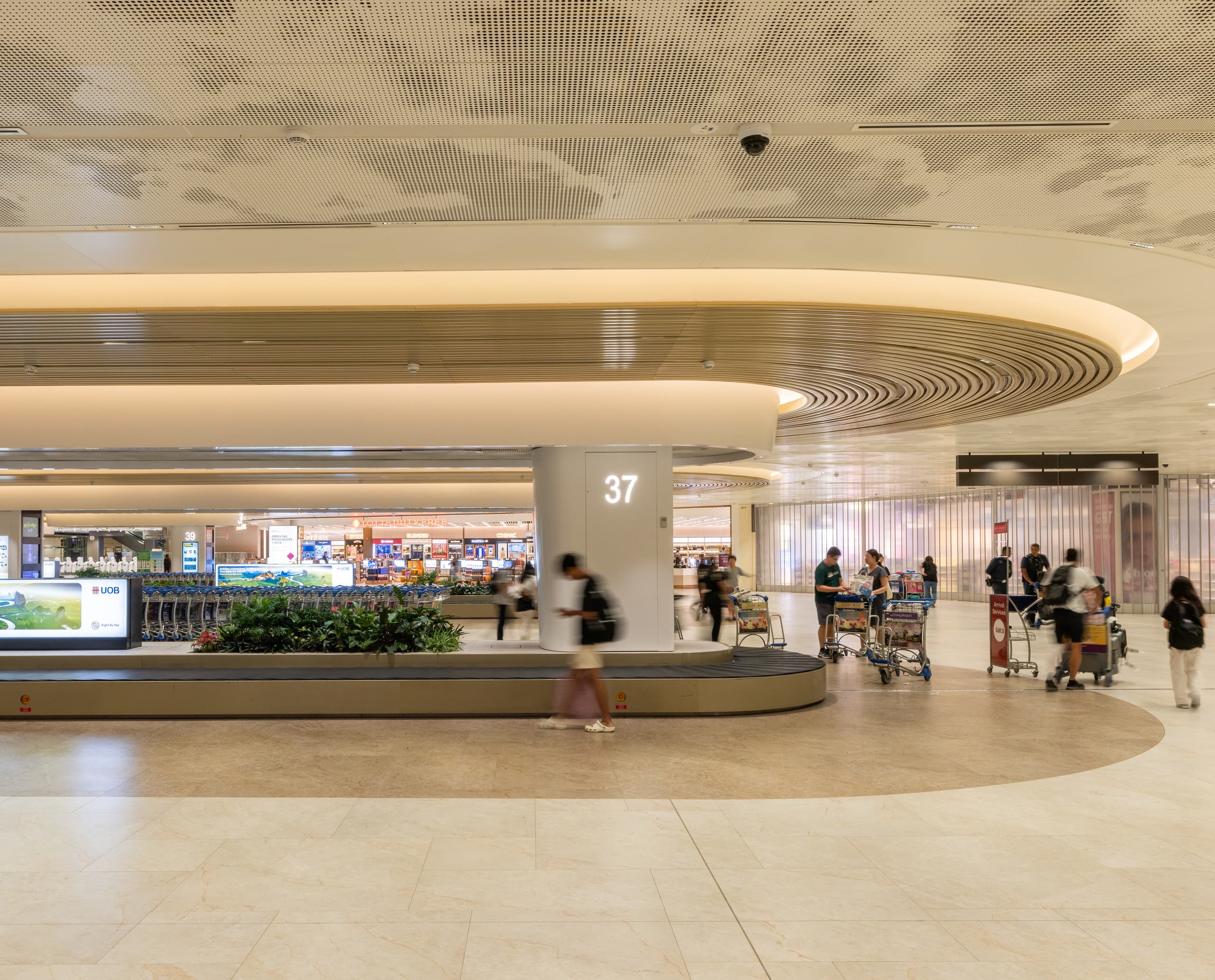 Flughafen Changi Terminal 2: ERCO LED Downlights für nachhaltige Beleuchtung im erweiterten Terminal.