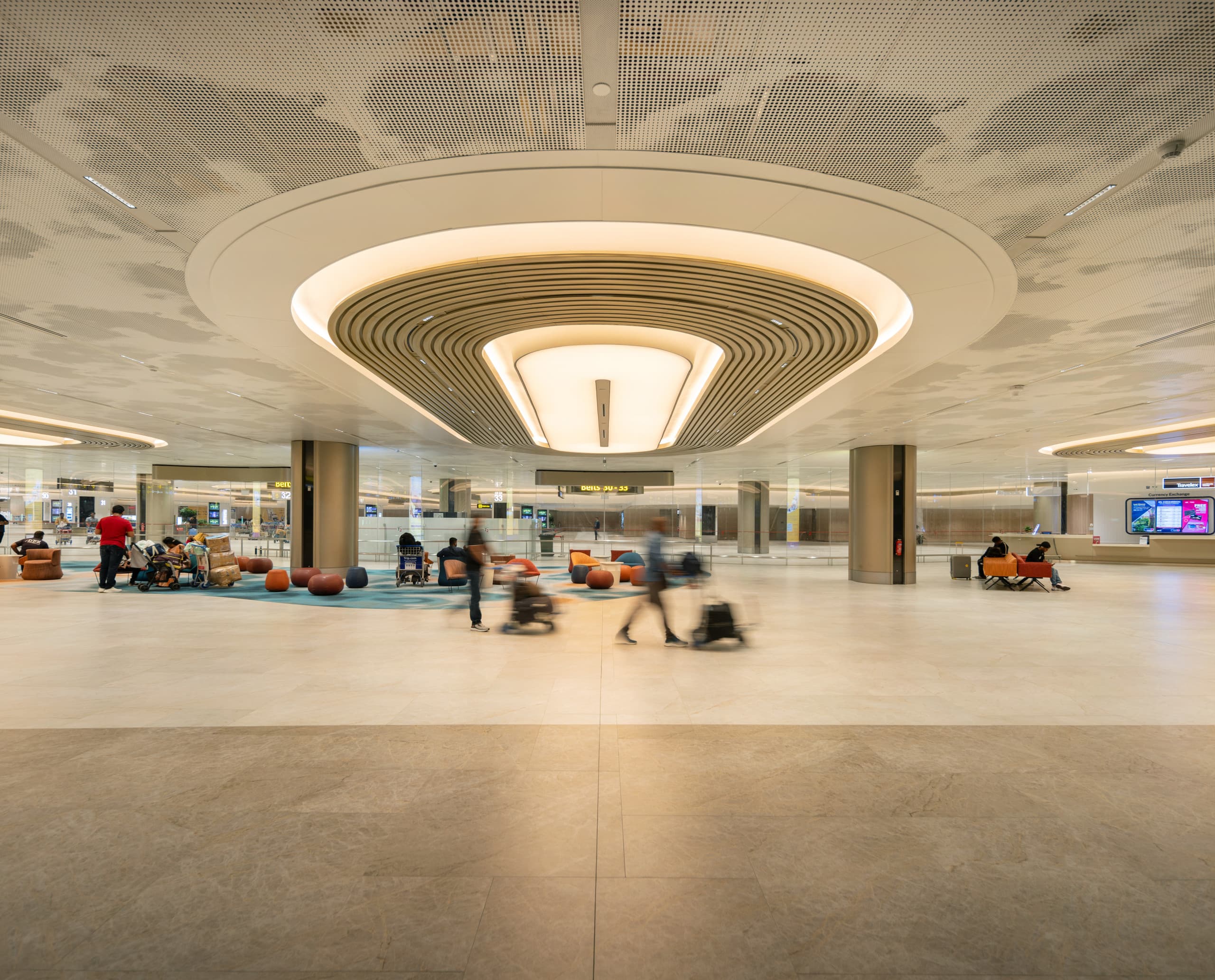 Flughafen Changi Terminal 2 mit ERCO Downlights für nachhaltige Beleuchtung.
