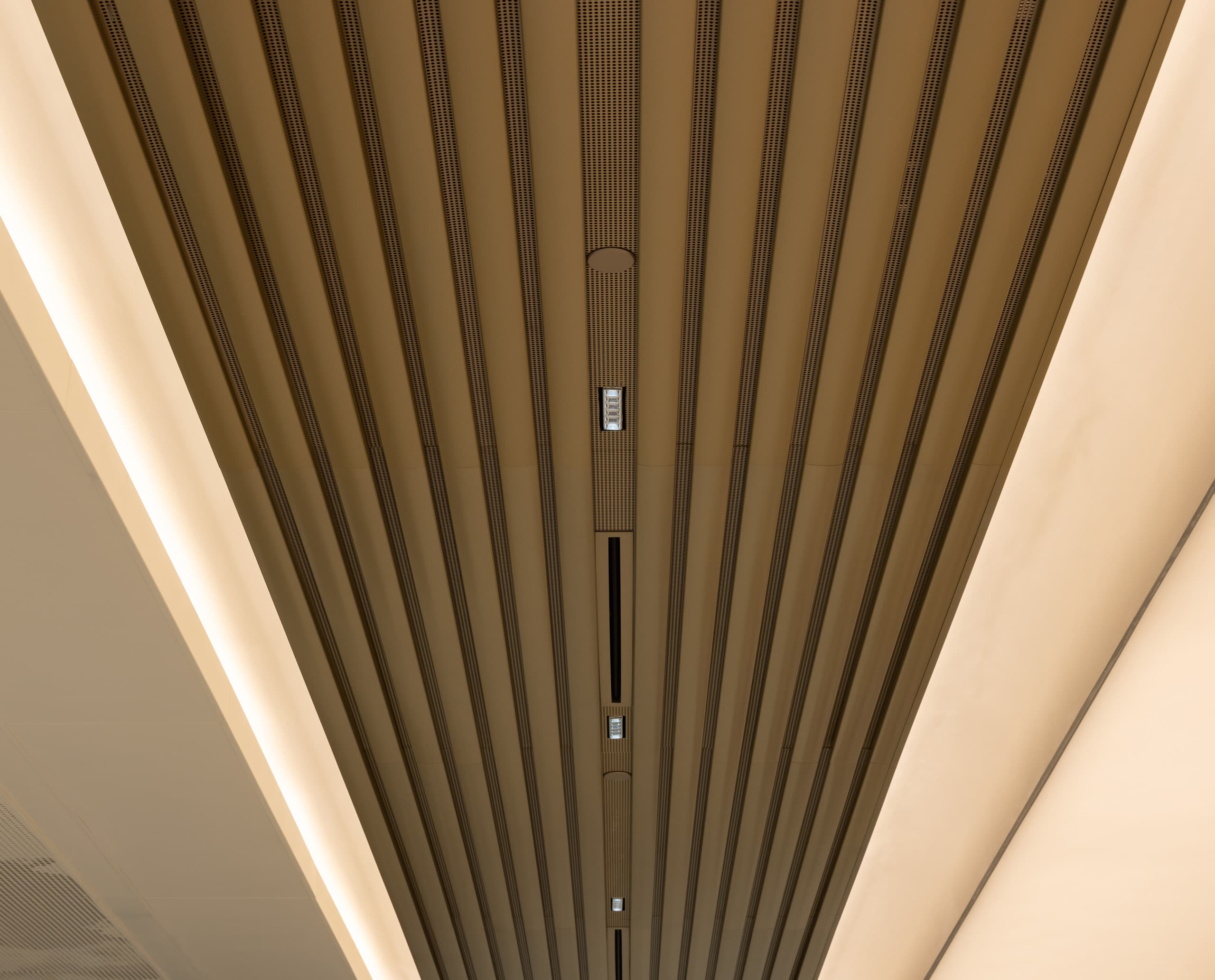 ERCO Compar LED-Downlights in der Decke des Changi Airport Terminals 2, Singapur.