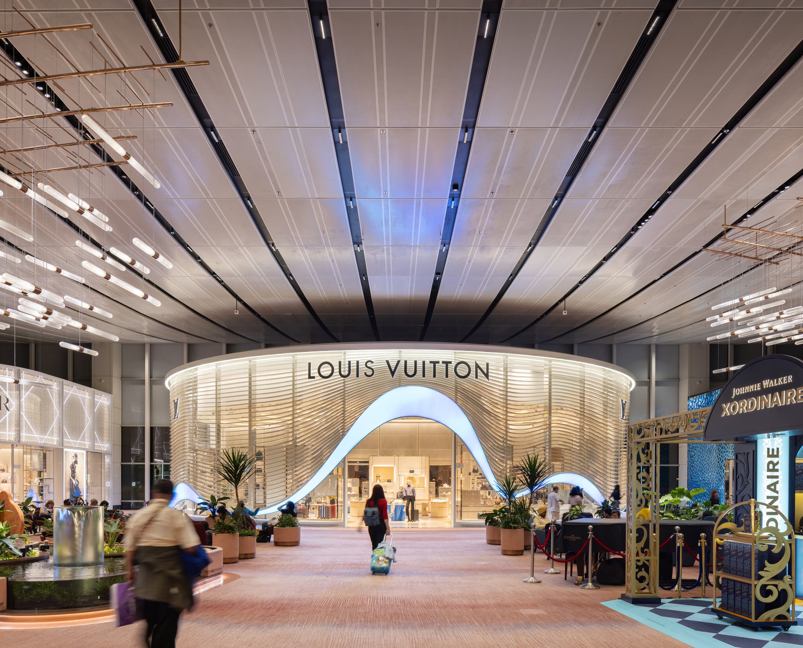 Flughafen Changi Terminal 2 mit ERCO LED Downlights und Louis Vuitton Geschäft.