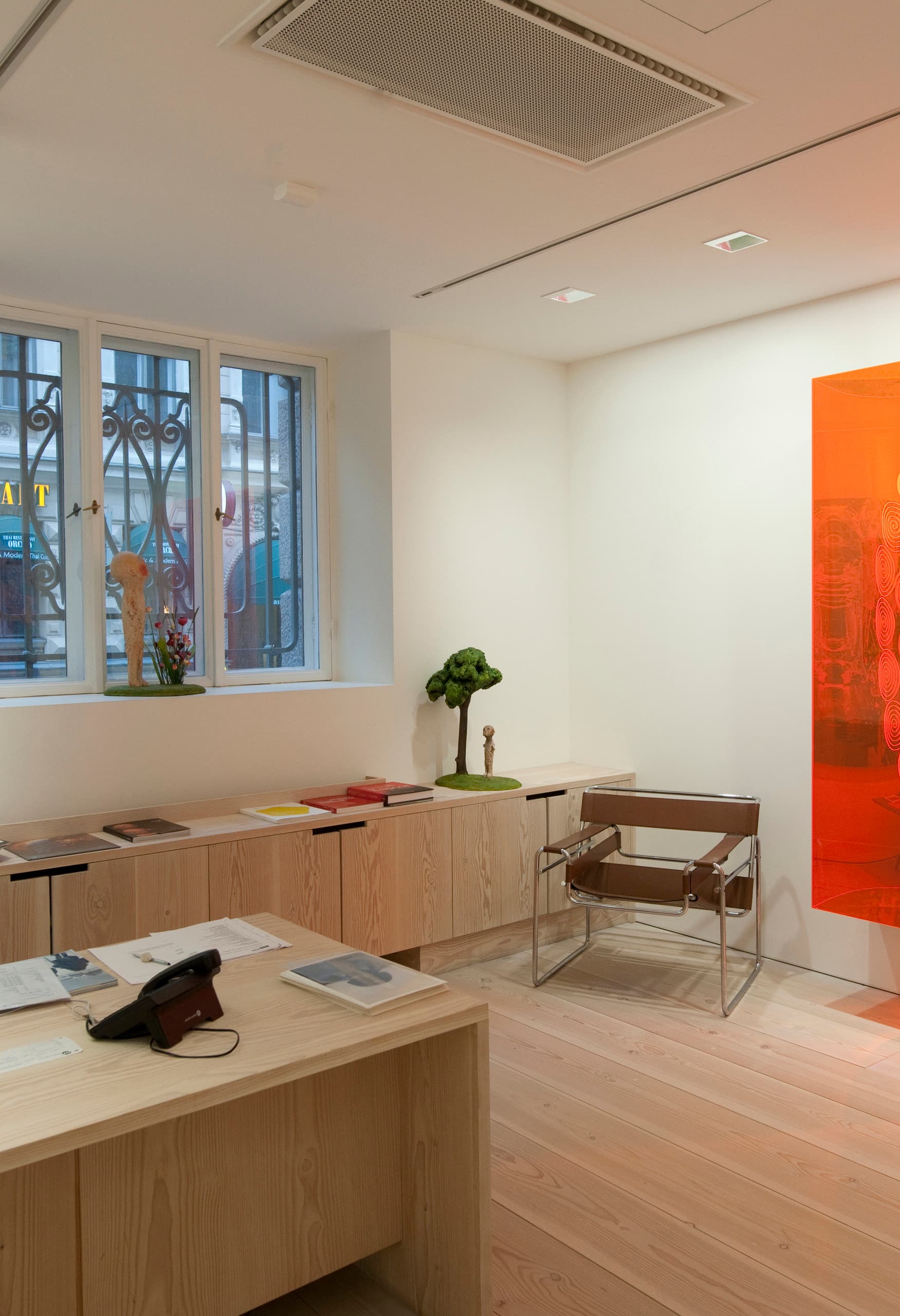 Forsblom Galerie mit ERCO LED-Beleuchtung: Optec Strahler und Quintessence Einbauleuchten setzen Kunstwerke in Szene.