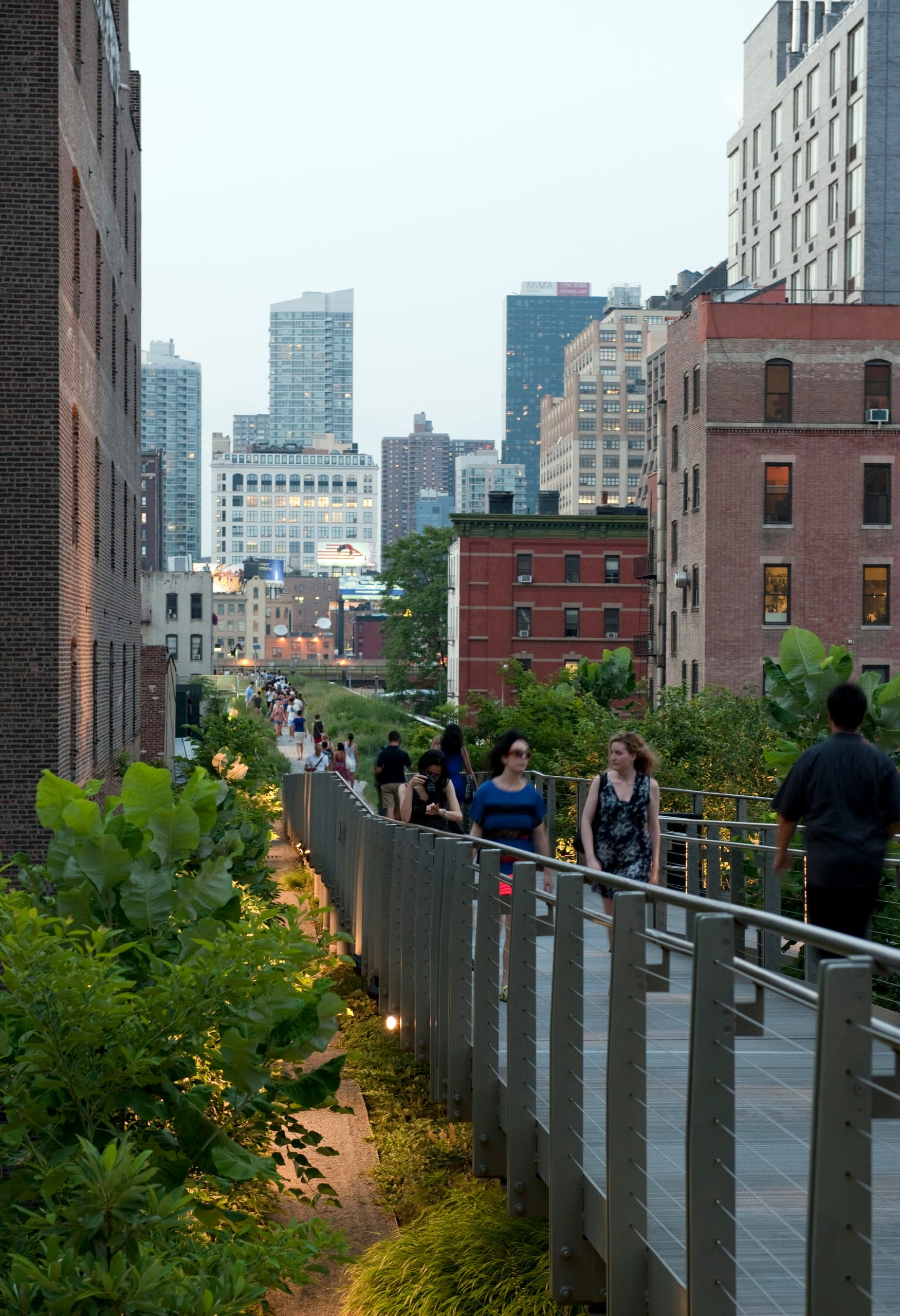Highline Park in Manhattan mit ERCO Lichtwerkzeugen für attraktive Nachtansicht.