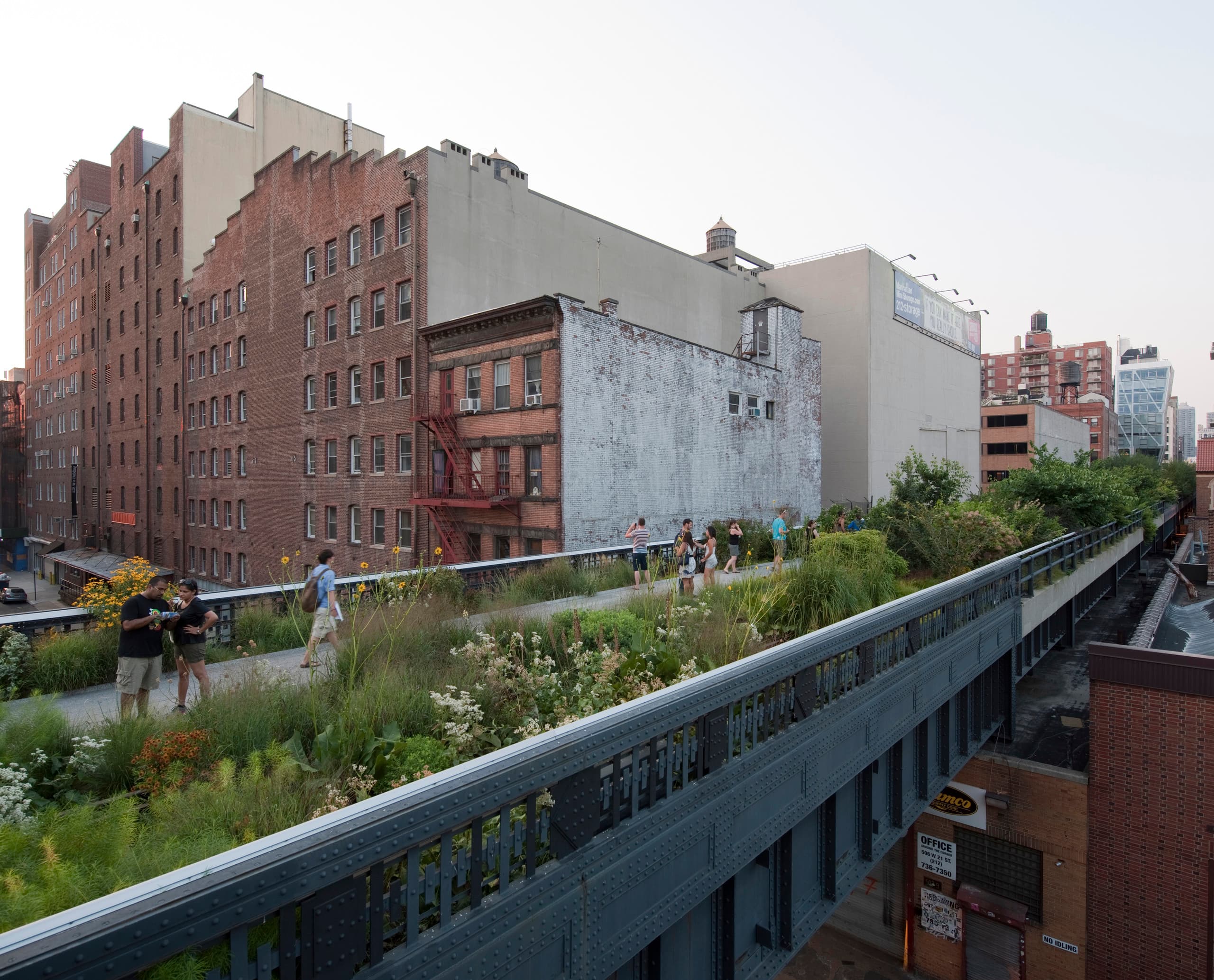 Highline Park in Manhattan, eine erhöhte Grünanlage mit ERCO-Beleuchtung.