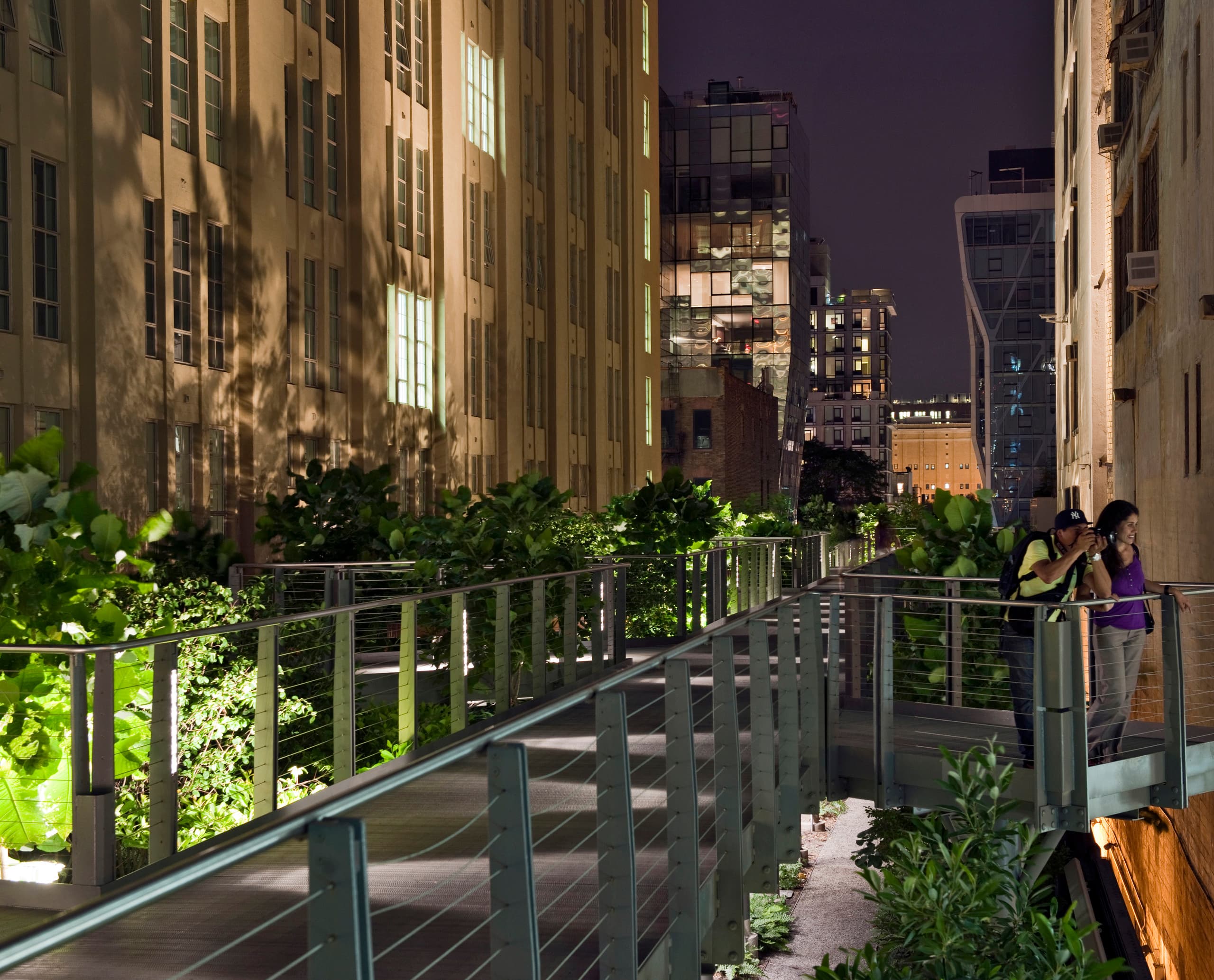 Beleuchteter Highline Park in Manhattan mit ERCO Lichtwerkzeugen für attraktive Nachtansicht.